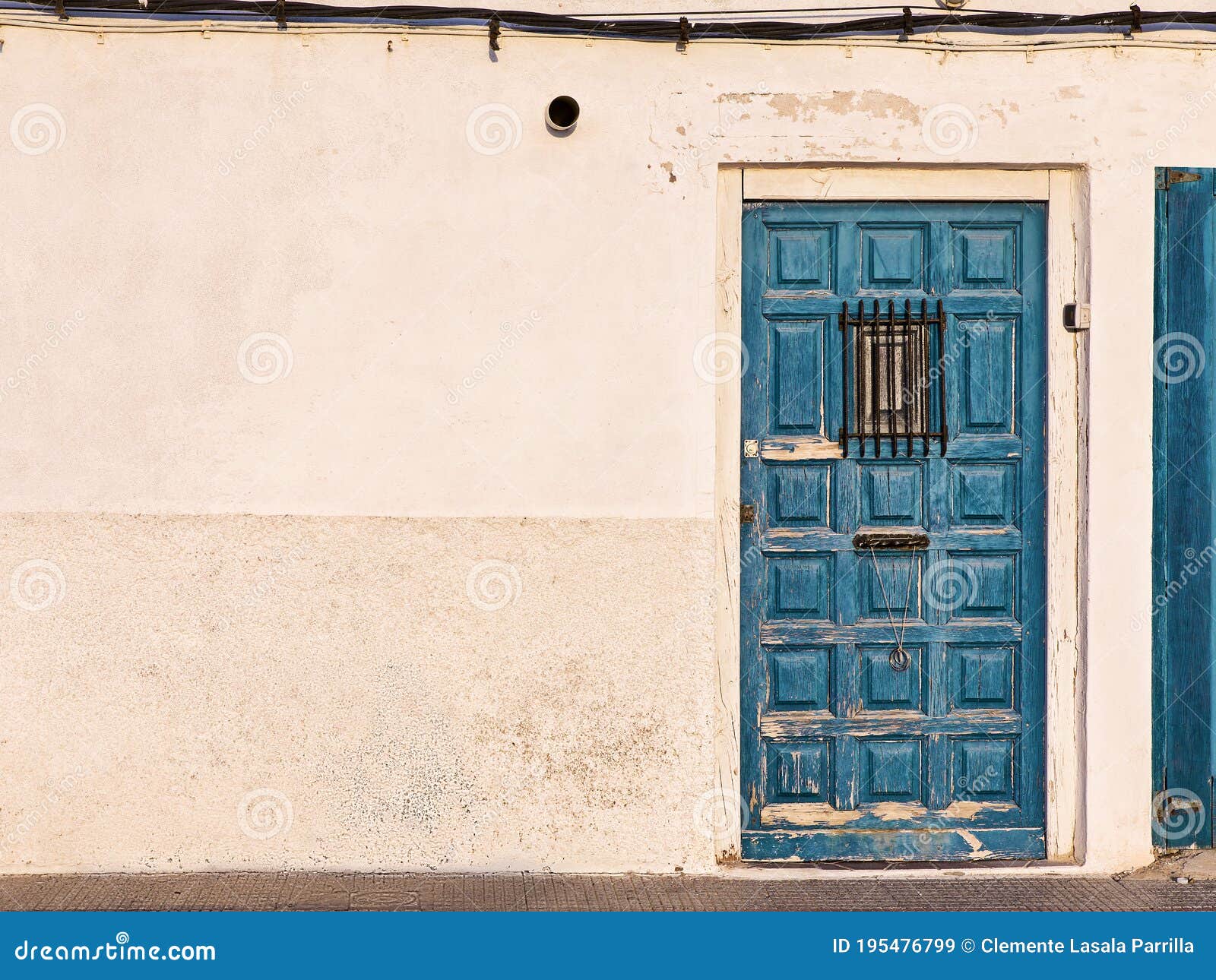 Porta De Madeira Azul Deteriorada Em Frente à Casa Humilde Imagem de Stock  - Imagem de antiguidade, azul: 195476799