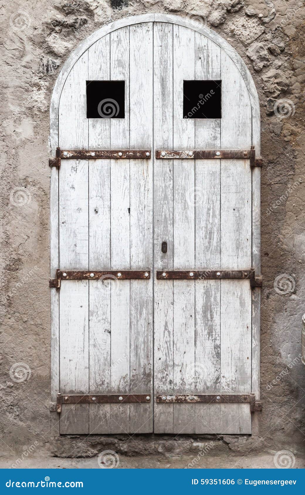 Vista Frontal De Uma Casa Branca Com Janelas De Portas Verdes Escuras E  Outros Elementos Imagem de Stock - Imagem de branco, mostrado: 191603991