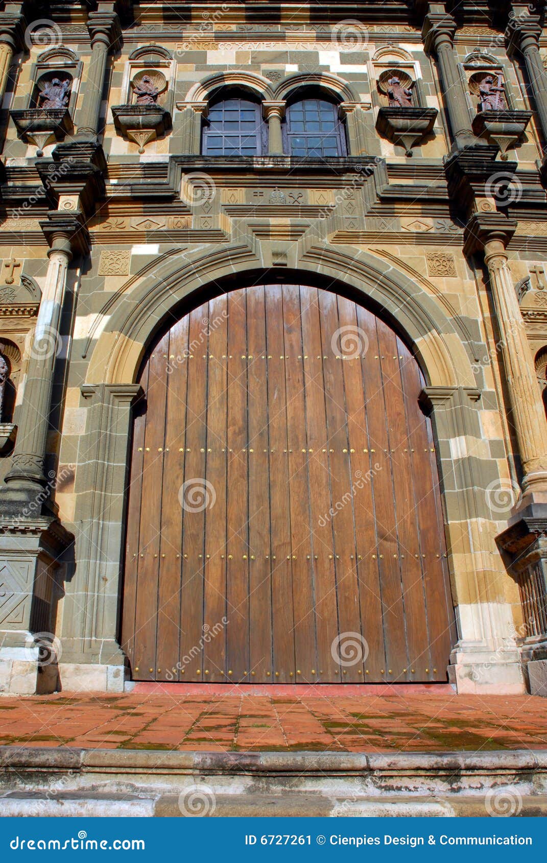 Porta de uma catedral em Panama City. Retrato largo do ângulo de uma porta da rua da catedral de Panamá