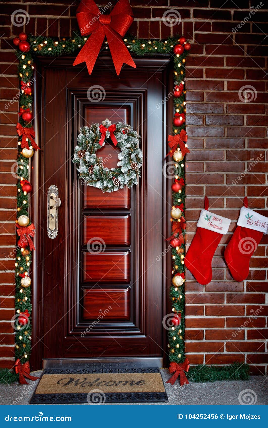 Porta Decorada Para a Noite De Natal Foto de Stock - Imagem de alegre,  cumprimento: 104252456