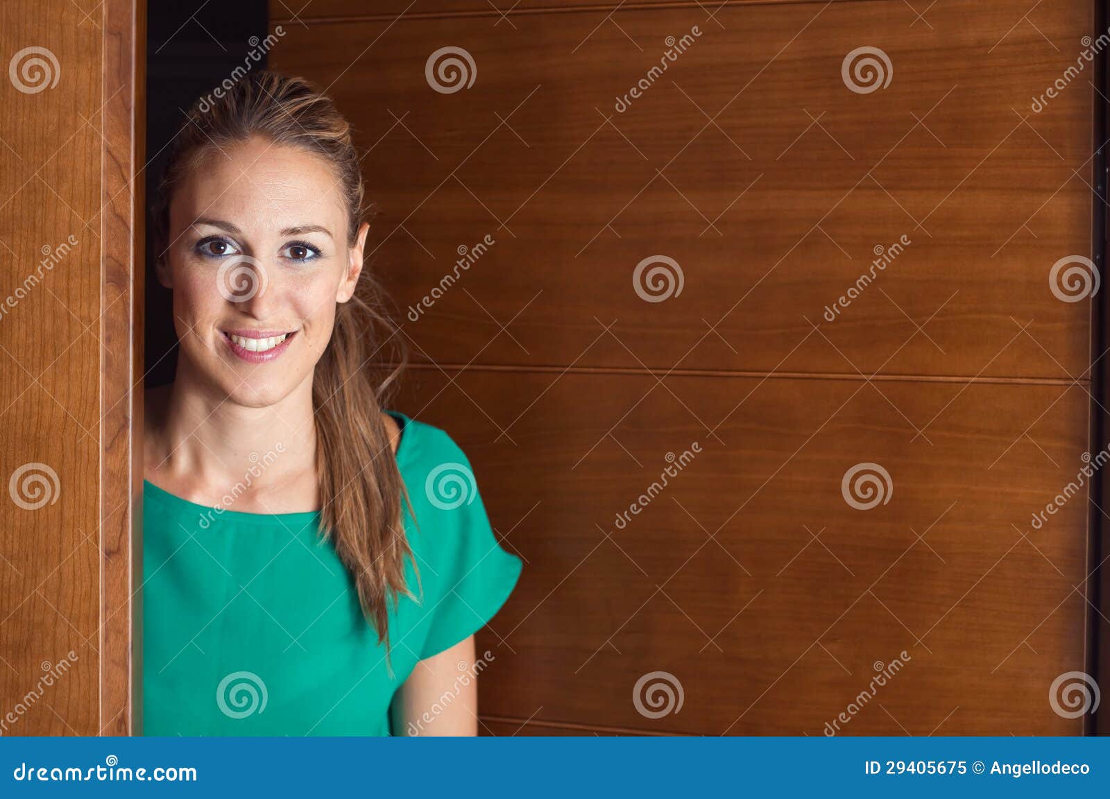 Porta Di Apertura Della Giovane Donna Immagine Stock Immagine di