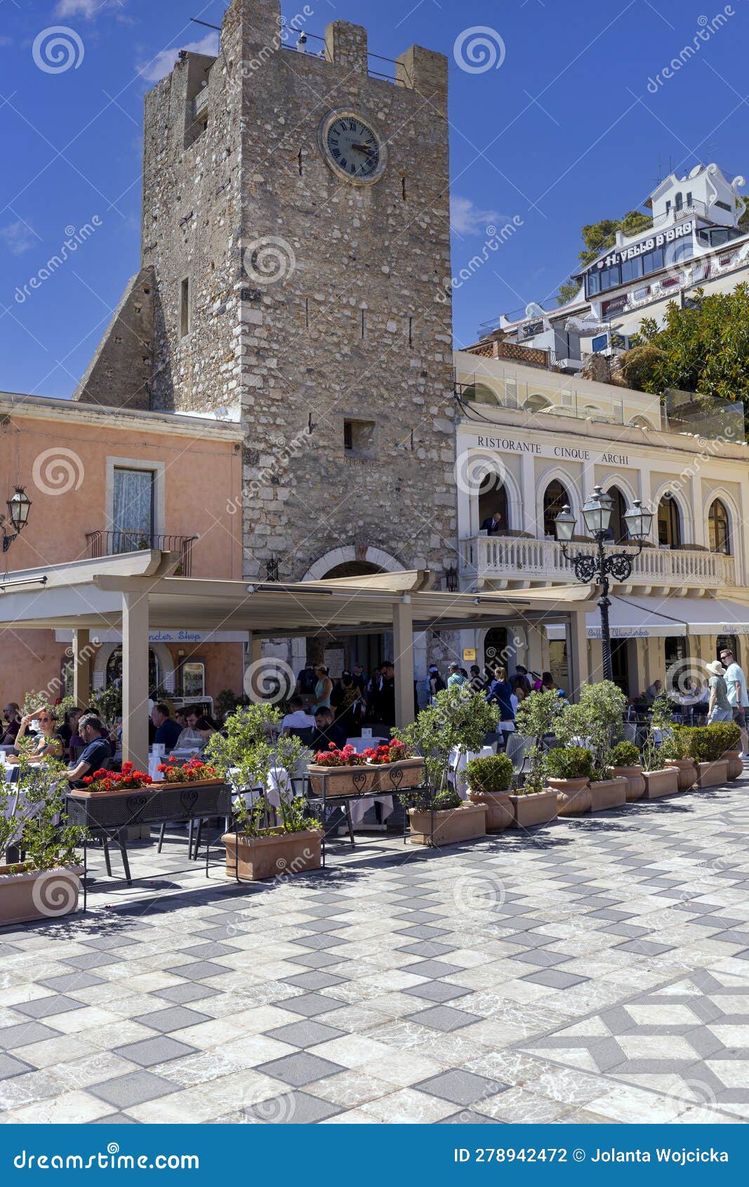 The Porta Di Mezzo (Middle Gate) on Piazza IX Aprile, Taormina, Sicily ...