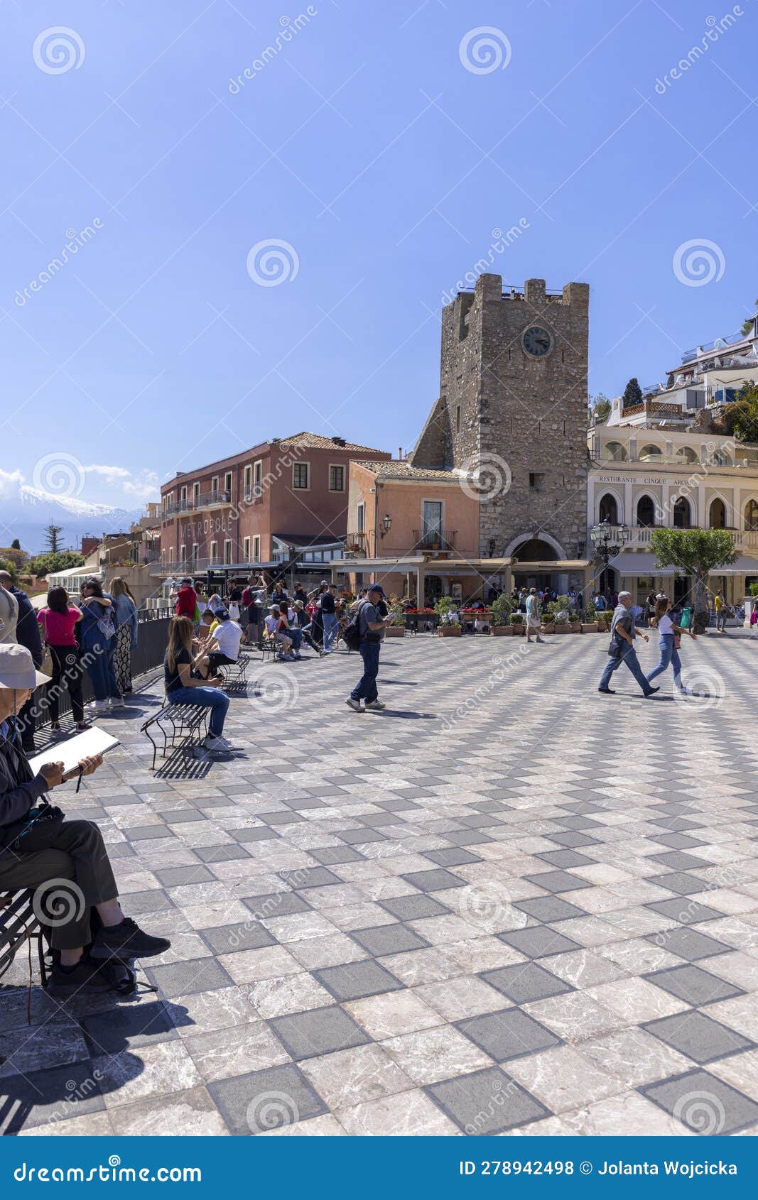 The Porta Di Mezzo (Middle Gate) on Piazza IX Aprile, Taormina, Sicily ...