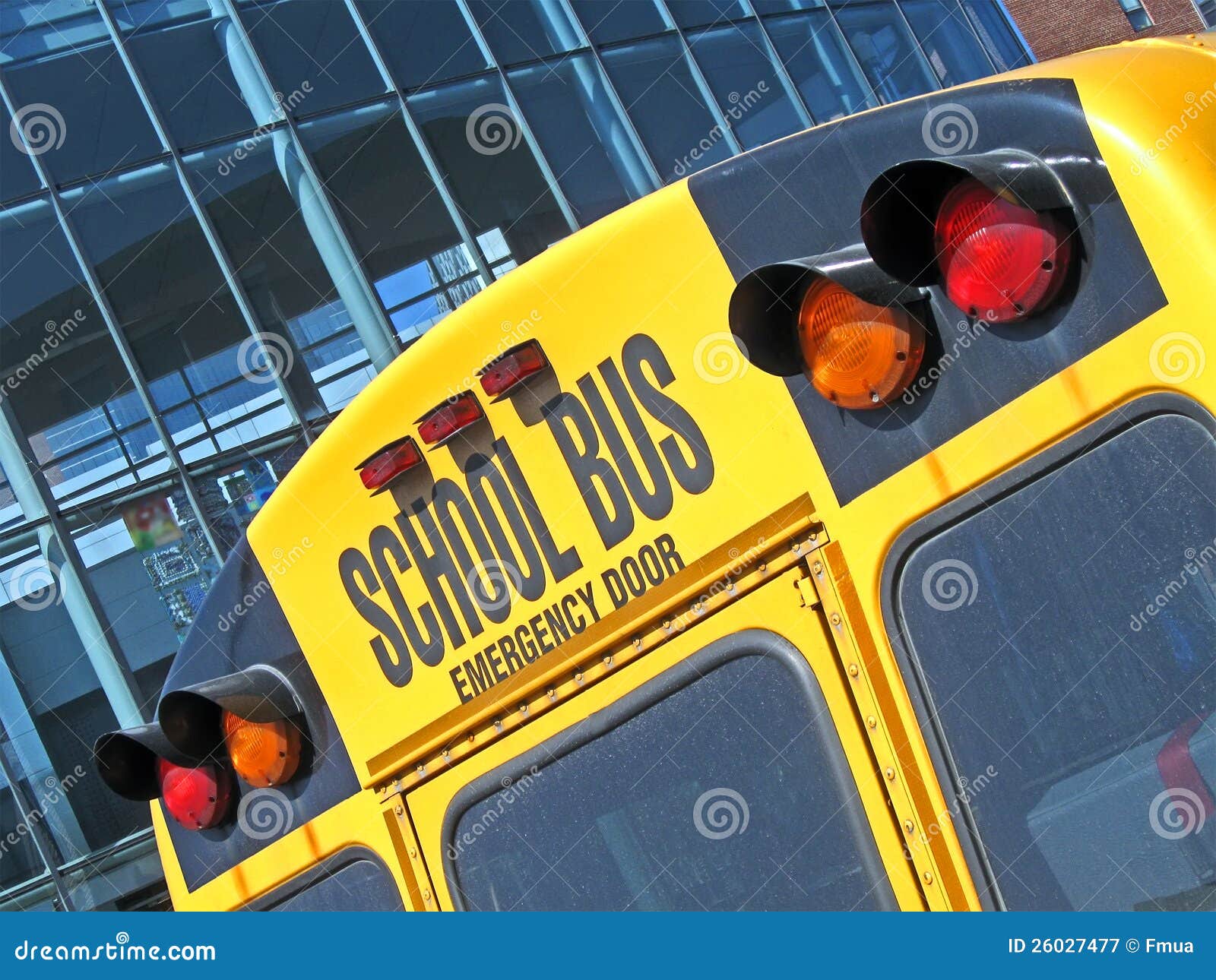 Porta di sicurezza sullo scuolabus giallo, obbligazione,. Porta di sicurezza sullo scuolabus giallo, particolari di obbligazione di trasporto