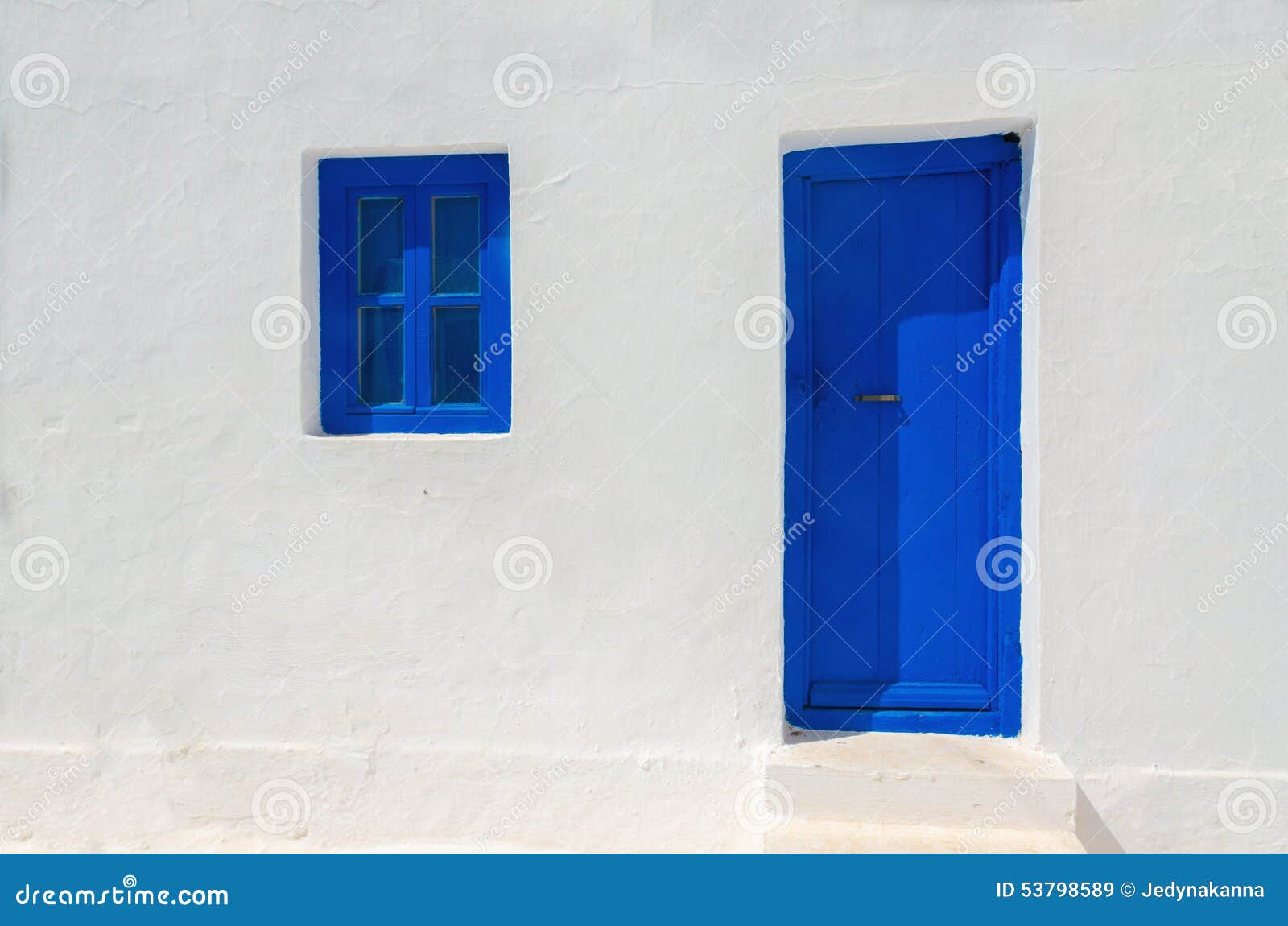 Vista Frontal De Uma Casa Branca Com Janelas De Portas Verdes Escuras E  Outros Elementos Imagem de Stock - Imagem de branco, mostrado: 191603991