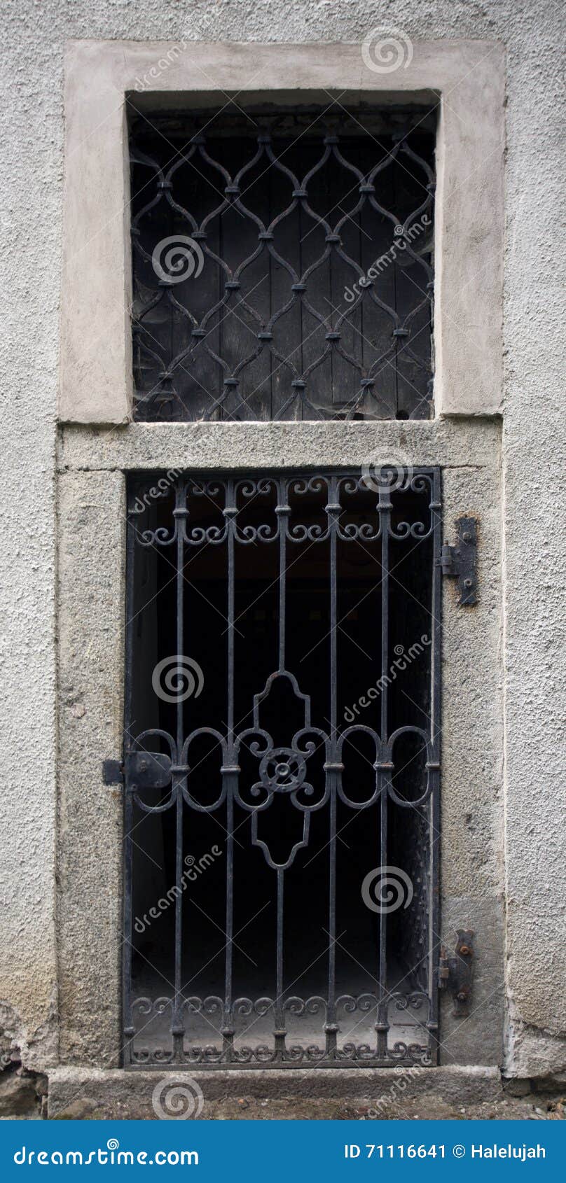 Imagem de arquitetura de uma casa, detalhes da porta com pequena grade.