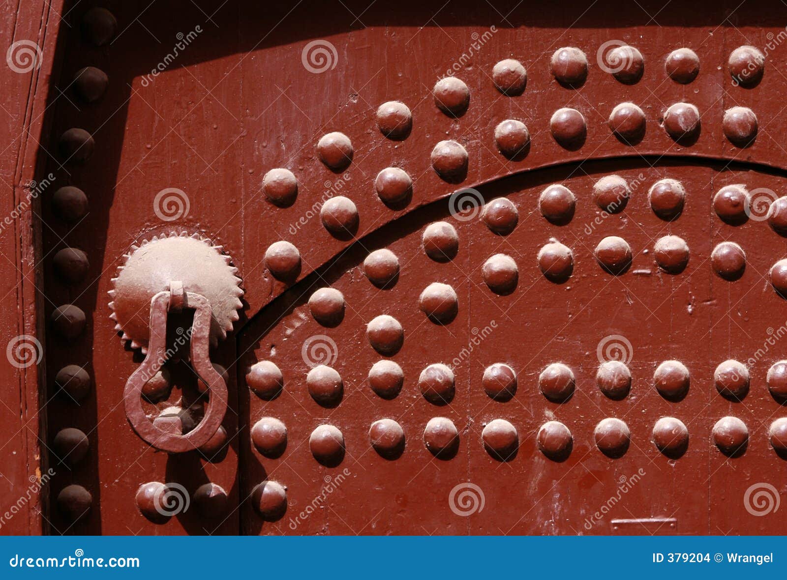 Porta marroquina. Uma aldrava velha em uma porta de uma casa marroquina tradicional em C4marraquexe, Marrocos.