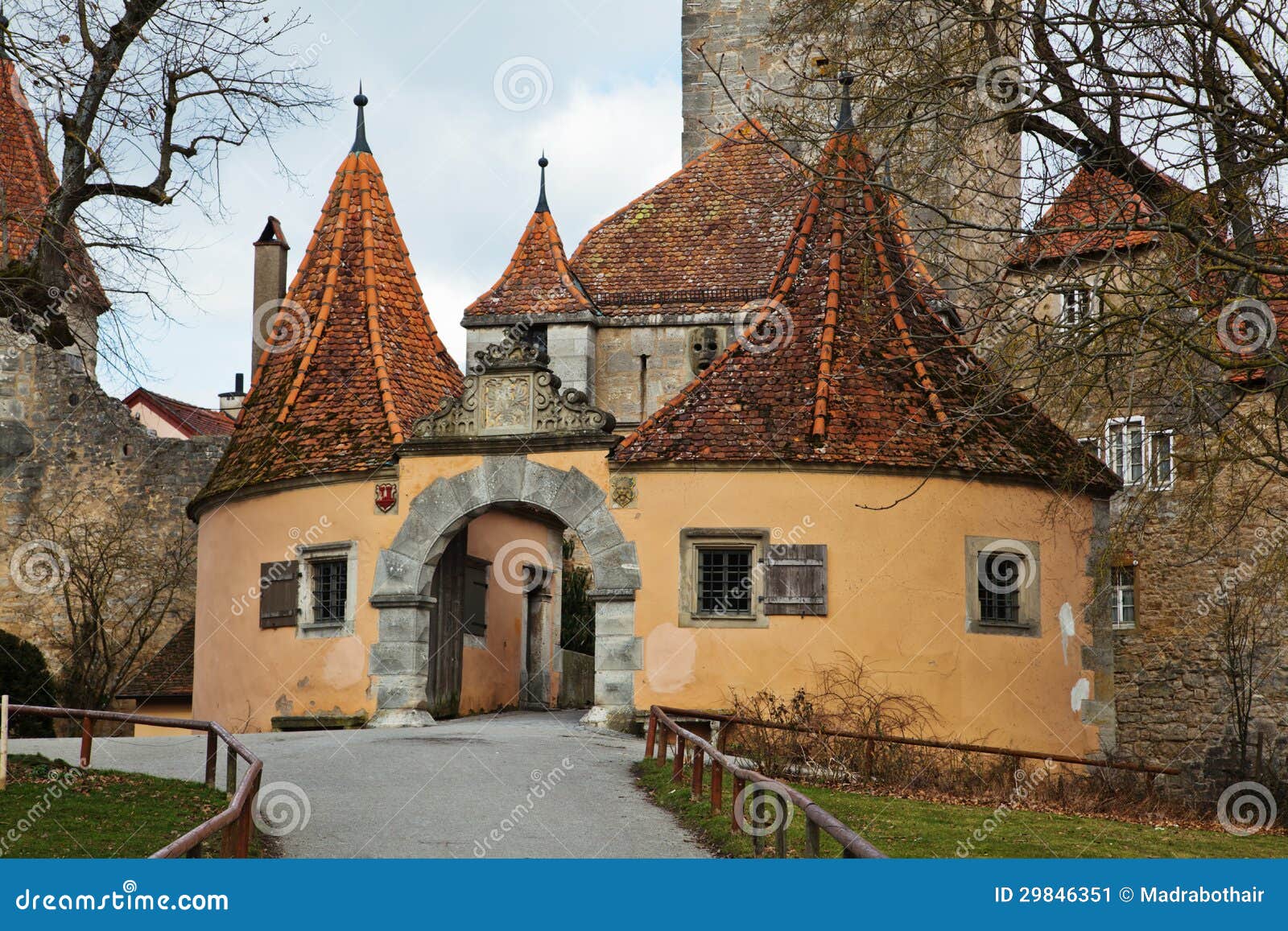 Porta velha do castelo em Rothenburg. Porta velha do castelo no der Tauber do ob de Rothenburg, Alemanha