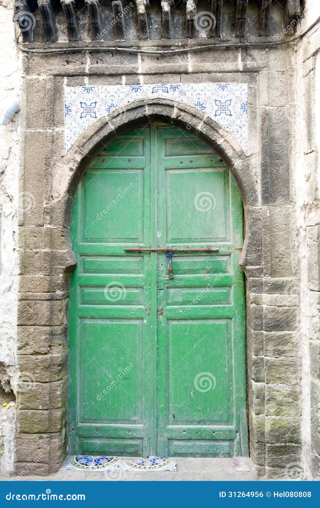 Porta velha verde e telhas marroquinas tradicionais. Porta de madeira velha verde e telhas marroquinas tradicionais na cidade velha de Essaouira em Marrocos