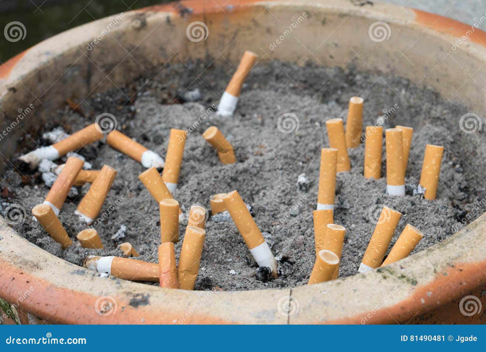 Portacenere All'aperto Con La Sabbia E Le Sigarette Immagine Stock -  Immagine di bianco, malsano: 81490481