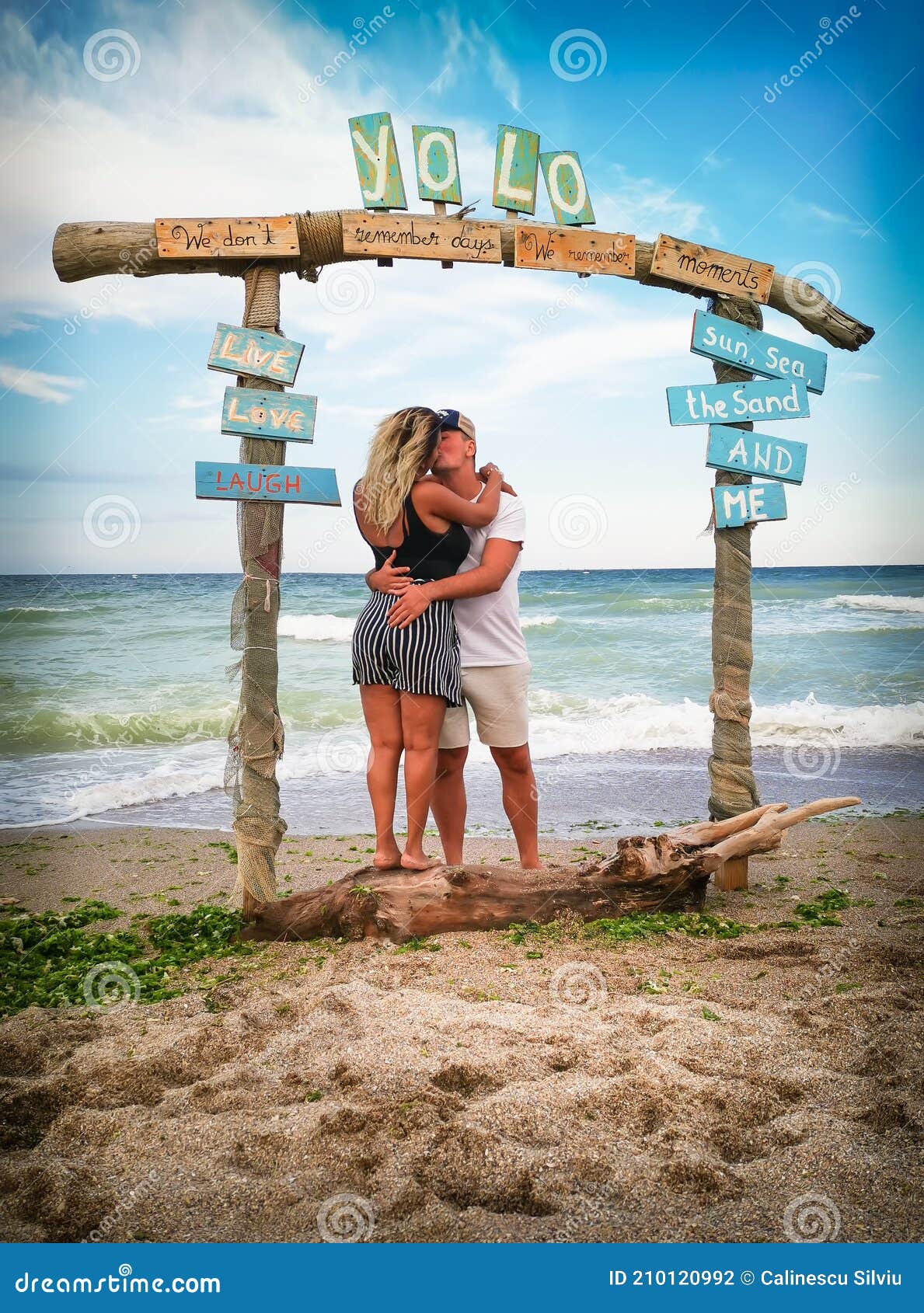 Portada De Amor De Una Pareja De Besadores Tiernos De Fotos De Historias De  Verano. Foto de archivo - Imagen de abrazo, encanto: 210120992