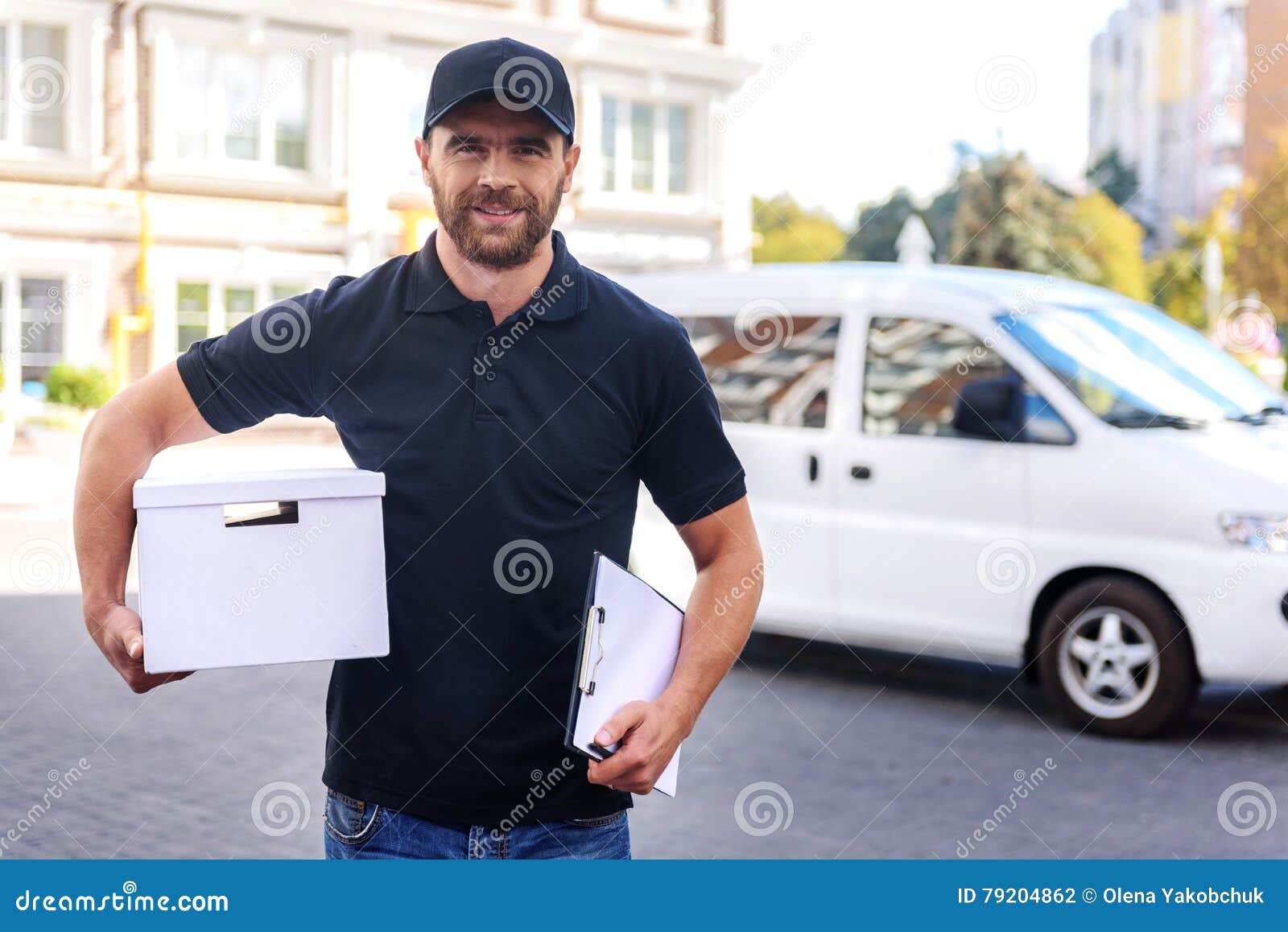 Portador que anda da camionete de entrega comercial. Apronte para entregar, carteiro novo que andam à casa com uma tabuleta e caixa