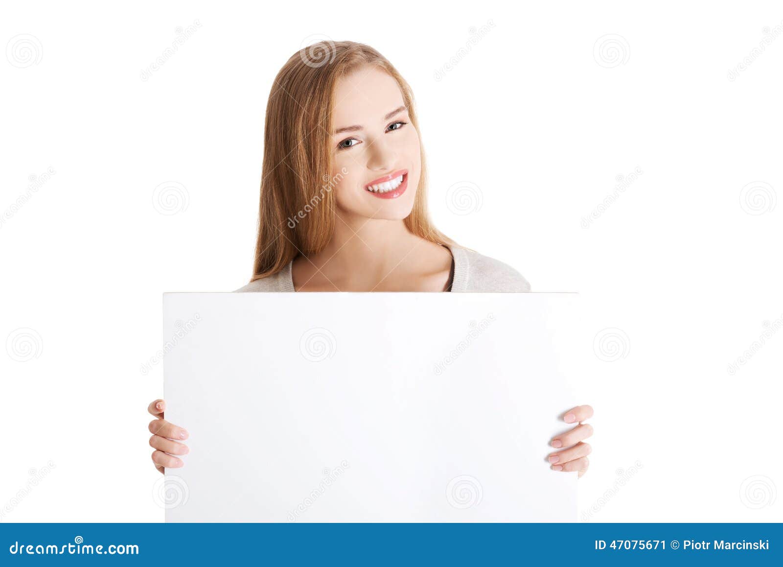 Portait de femme heureuse tenant un baner vide