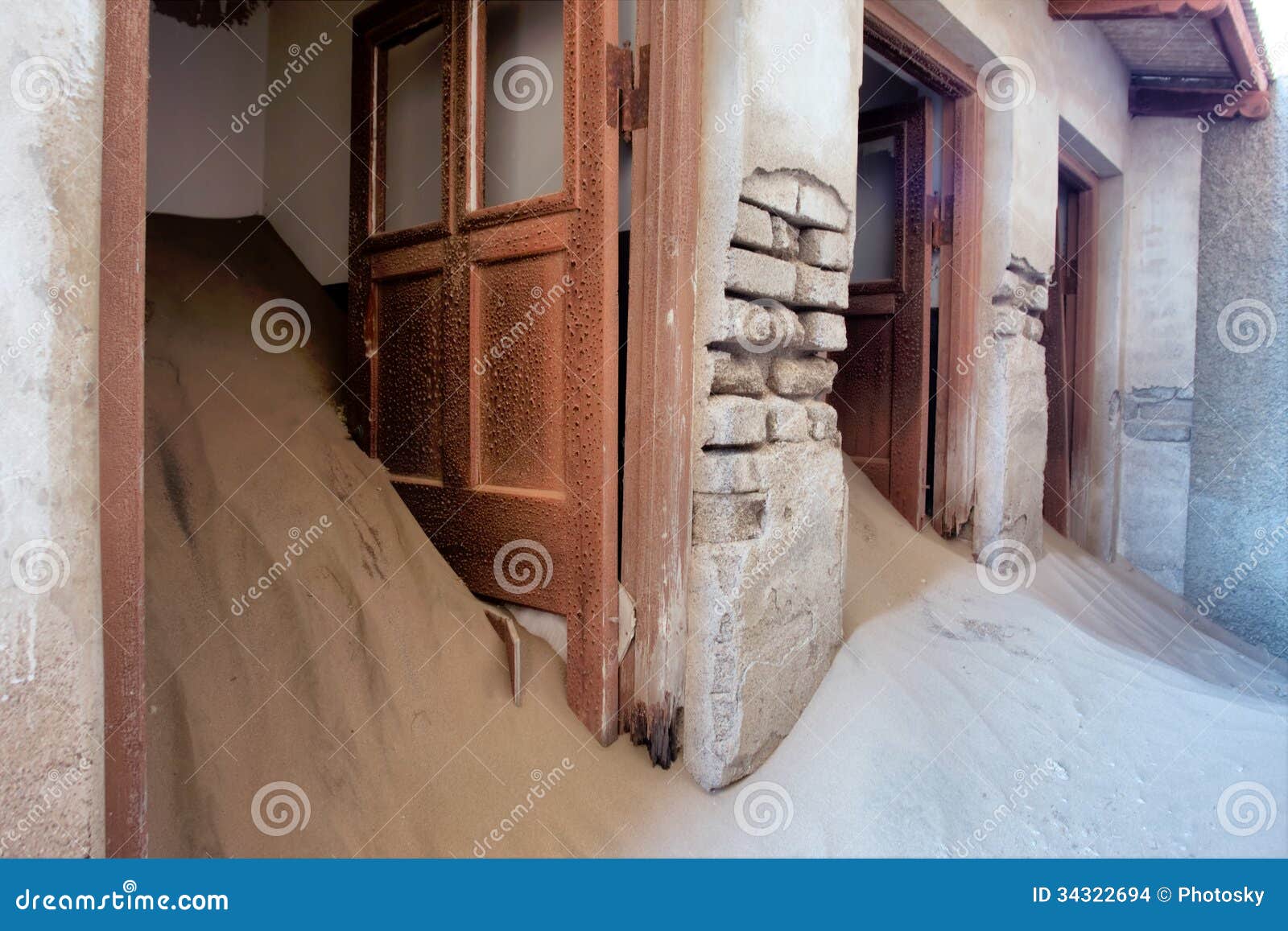 Portas da casa abandonada na areia. Disparado na cidade fantasma de Kolmanskop, Namíbia.