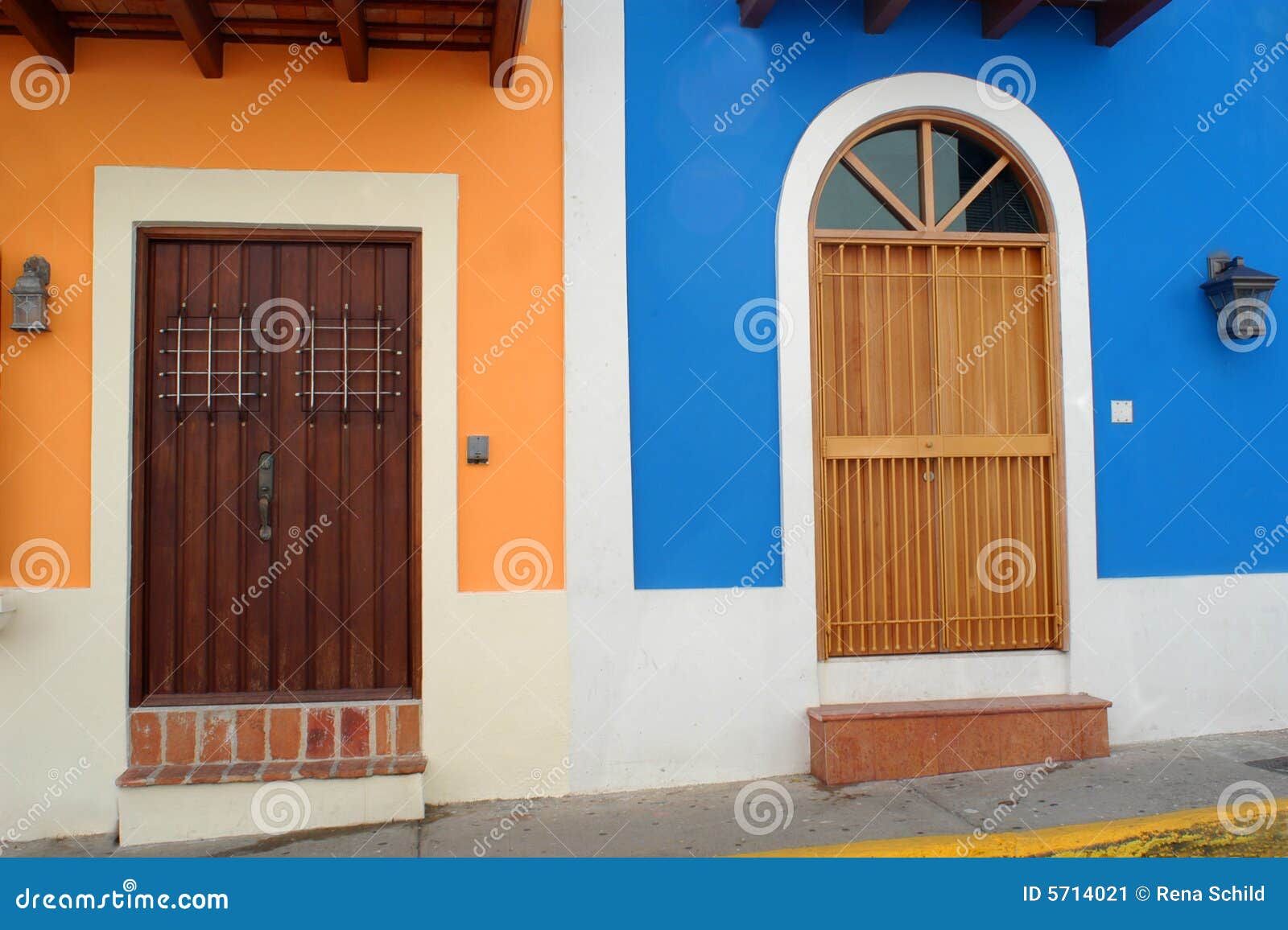 Portas em San Juan velho. Portas coloridas em HOME velhas de San Juan