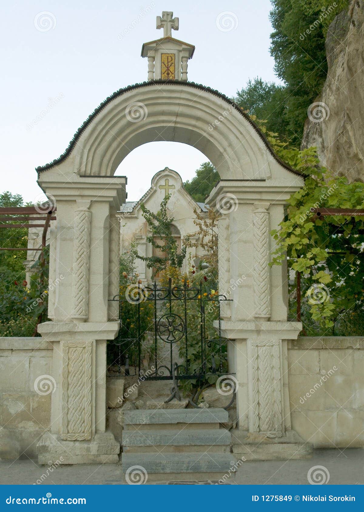 Porte au cimetière. Porte avec la croix au cimetière