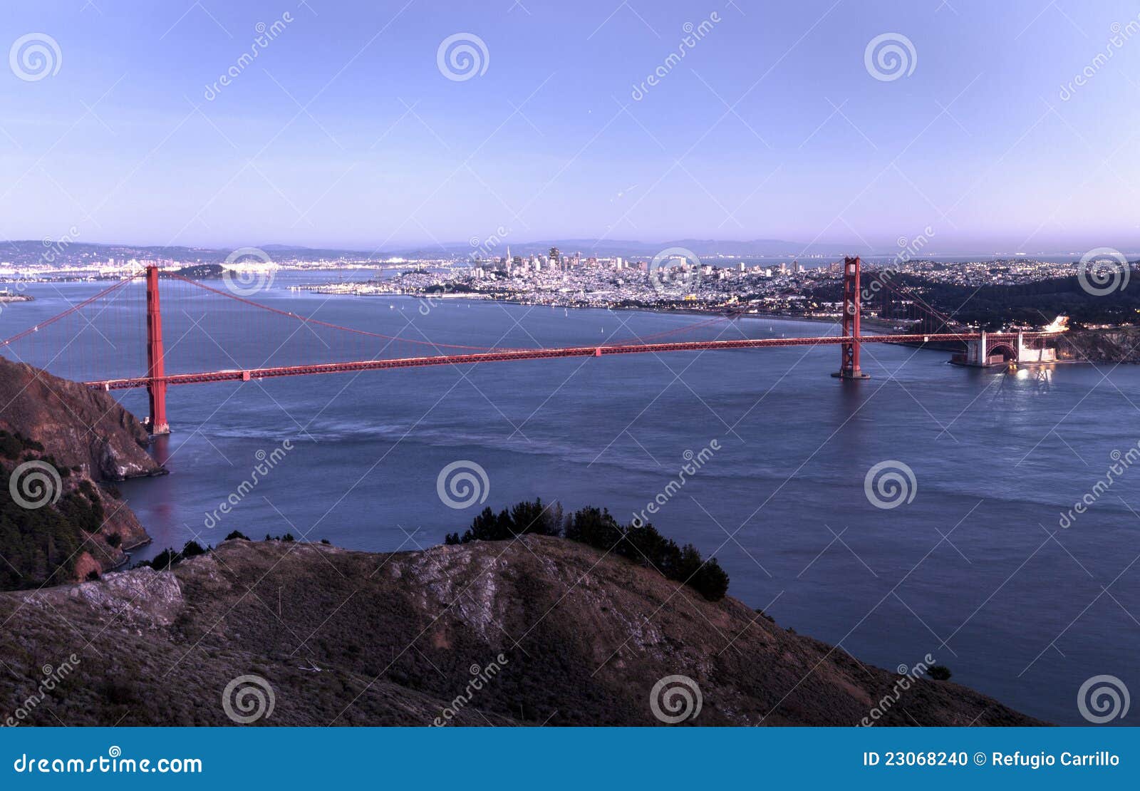 Porte d'or San Francisco. La porte d'or de San Francisco avec la ville de San Francisco et la ville d'Oakland à l'arrière-plan à l'aube pendant l'hiver assaisonnent.