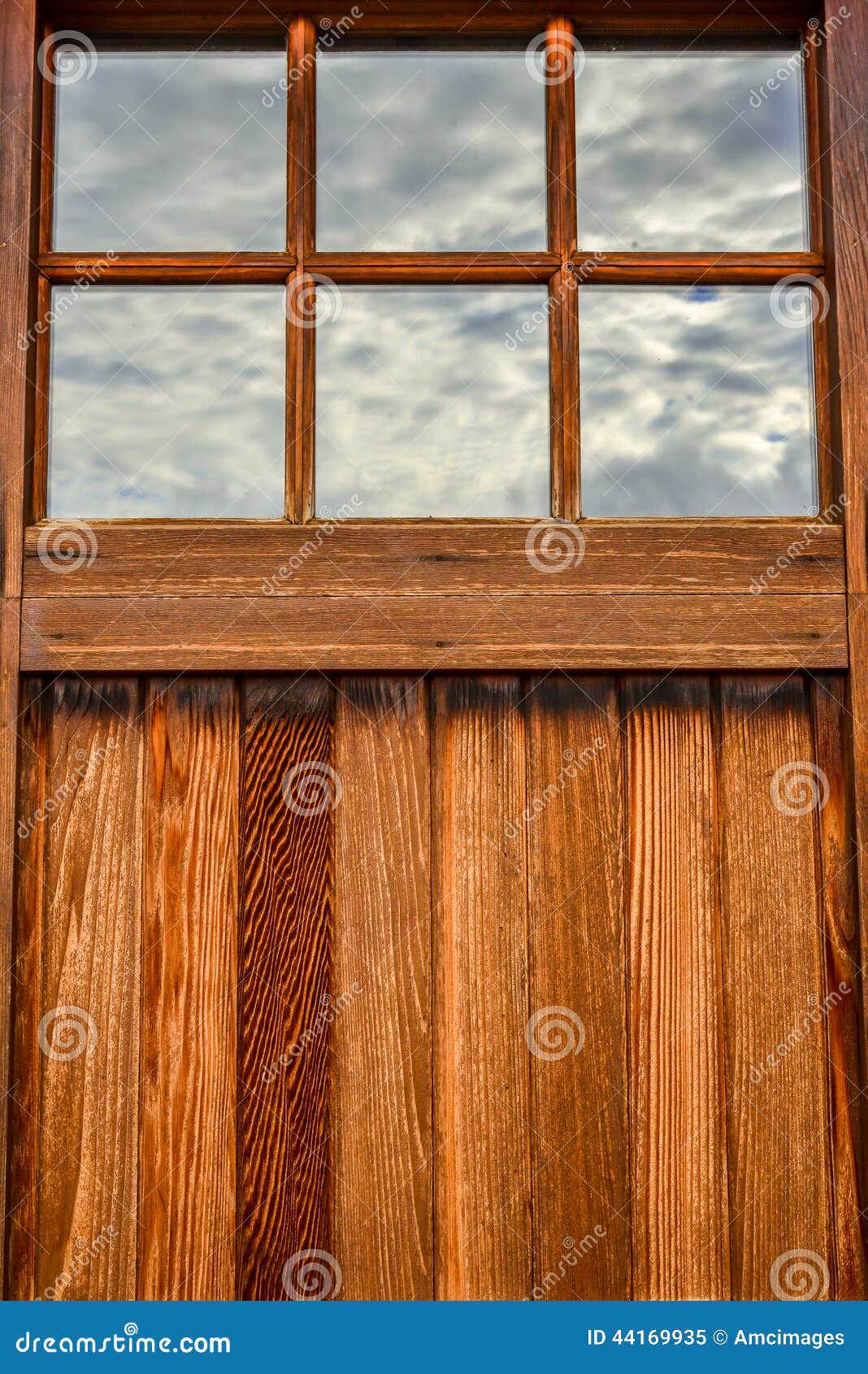 Porte En Bois De Garage Avec La Fenêtre Image Stock Image
