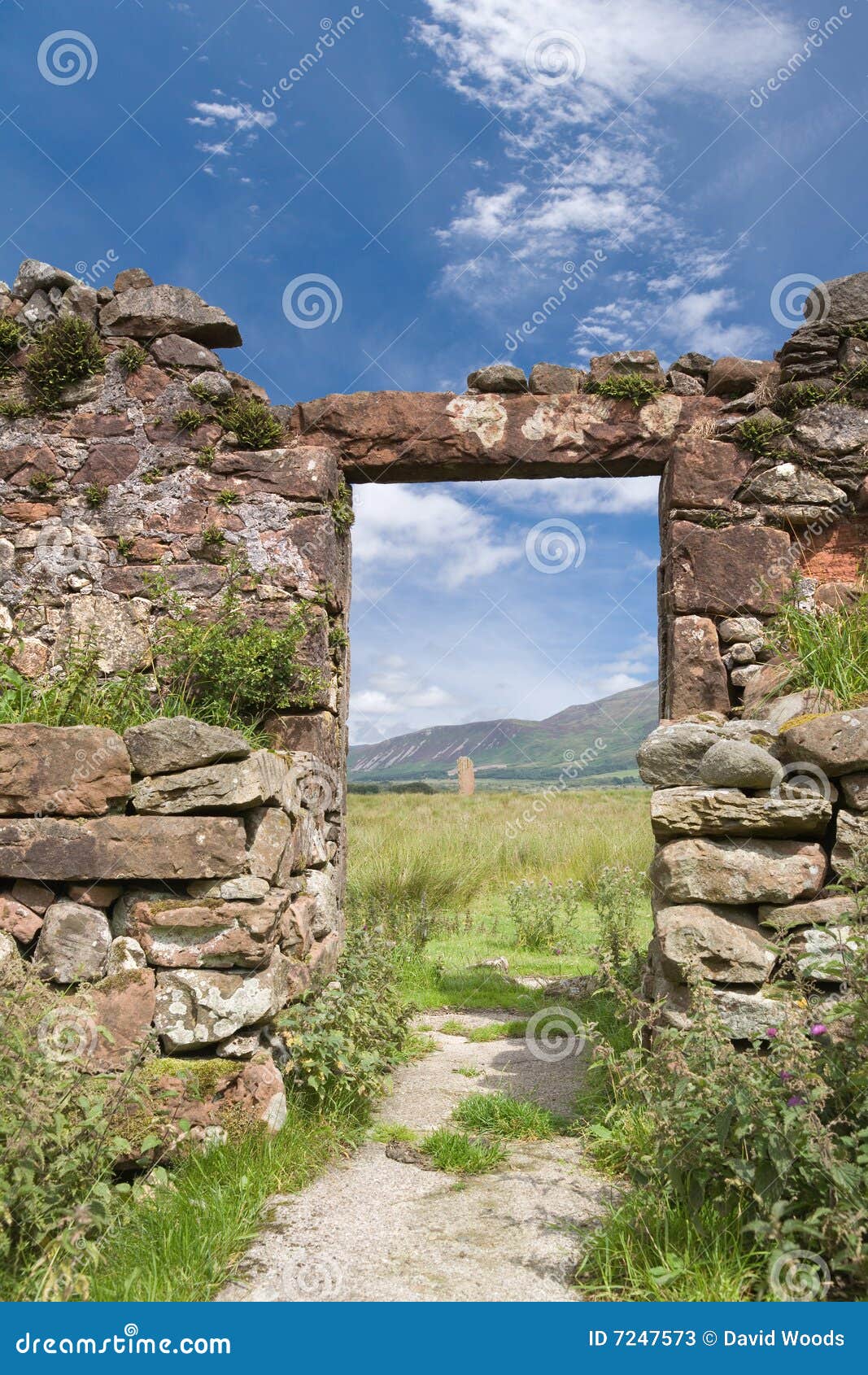 Porte ruinée regardant vers les pierres debout néolithiques, Machrie, Ecosse