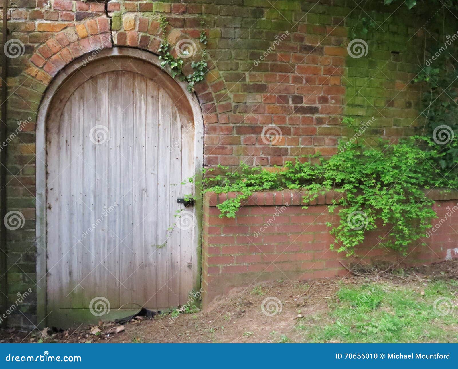 Porte Victorienne Dans Le Jardin Muré Photo Stock Image