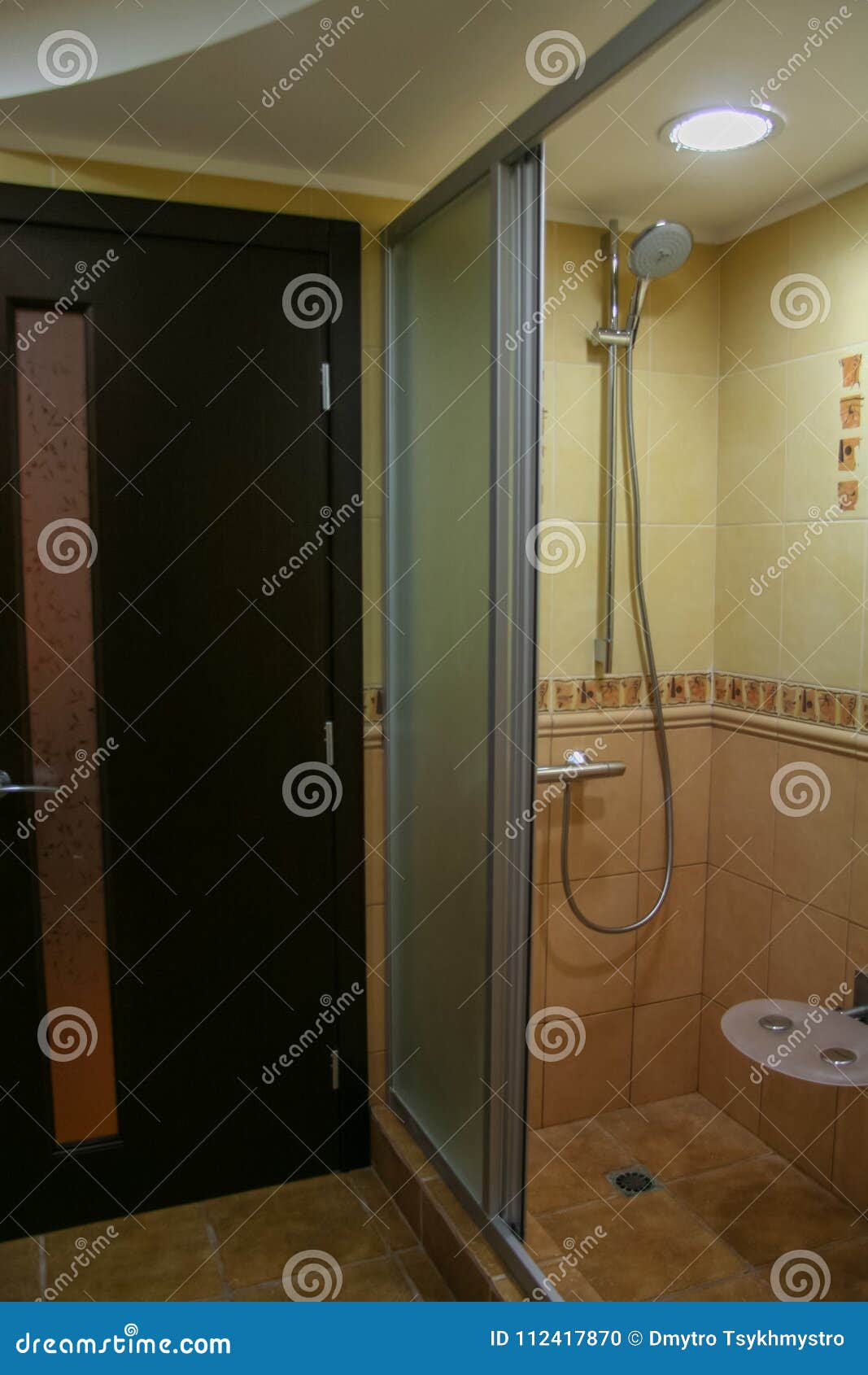 Portes En Bois Plaquées Dans La Salle De Bains Photo Stock