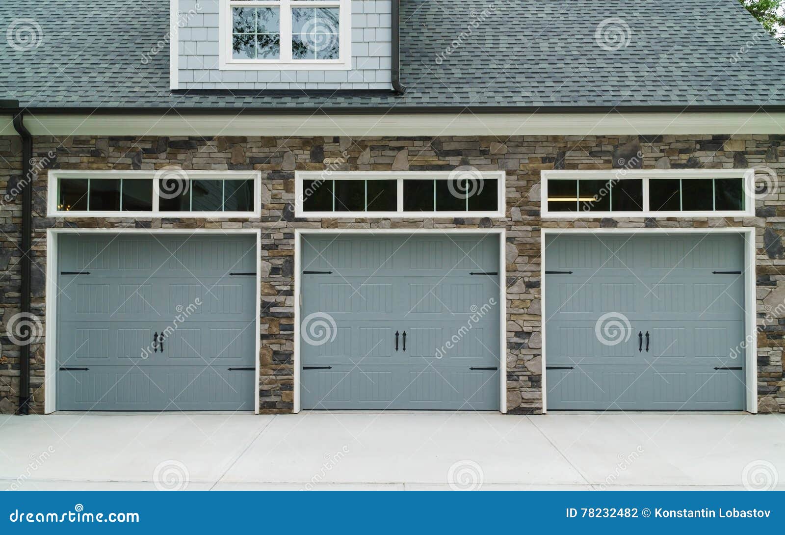 Portes résidentielles de garage de voiture de maison. Portes résidentielles de garage de voitures de la maison trois