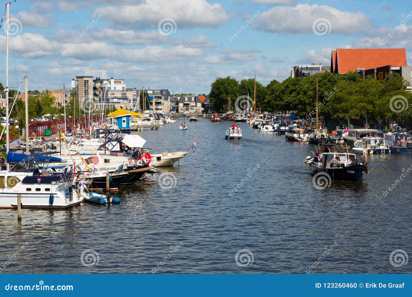 Sneek, Frisia, Paesi Bassi - 5 agosto 2018; Le navi sono ancorate nel porticciolo di Sneek durante lo Sneekweek 2018 in Sneek, Frisia, Paesi Bassi