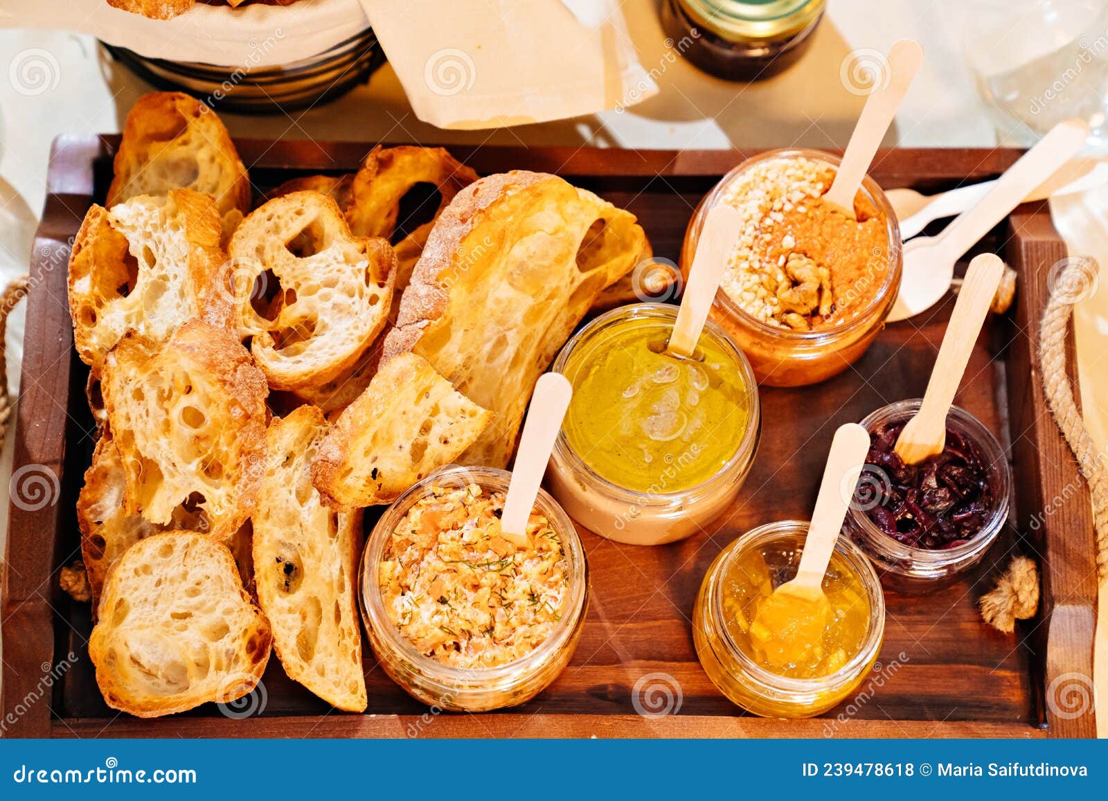 Portion De Pain Avec Pate Dans De Petites Jarres Sur Un Plateau En Bois.  Photo stock - Image du dîner, déjeuner: 239478618