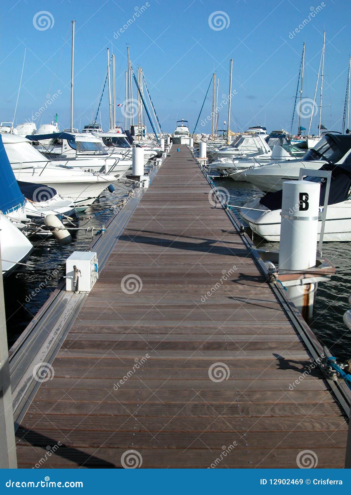 Paisagem do porto do sailboat com iate em um dia ensolarado, France