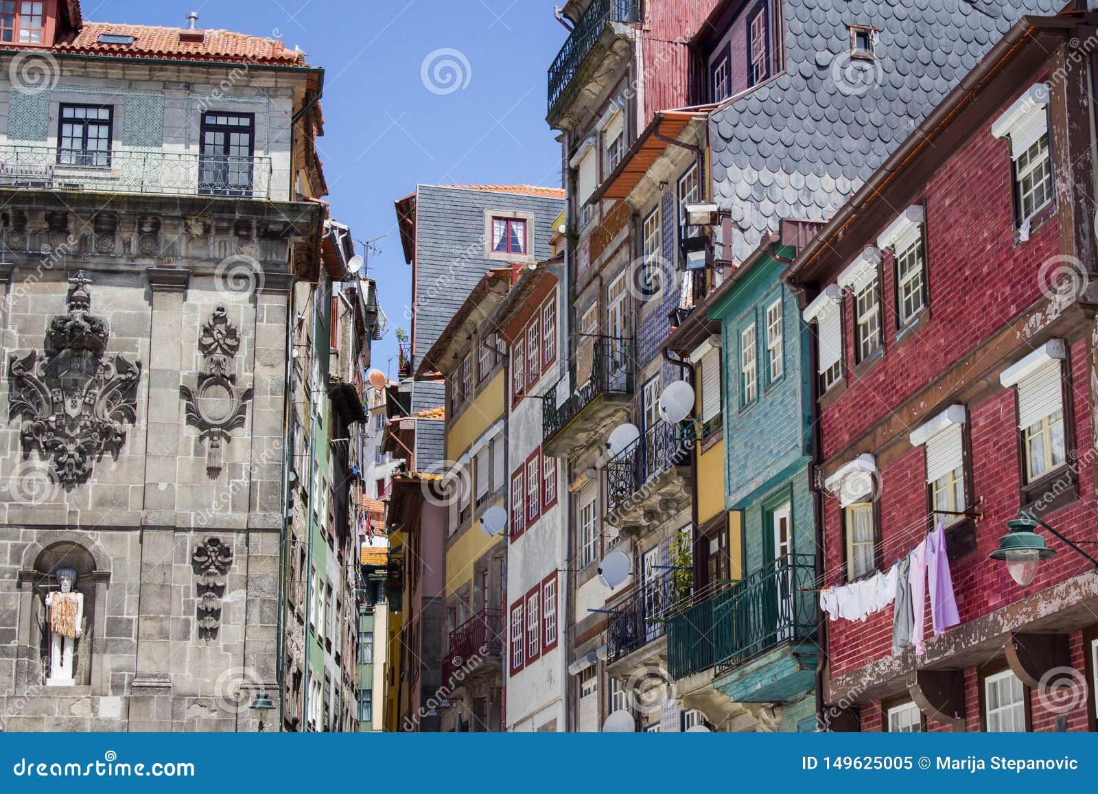 Exploring the Ribeira: Visiting Porto old town – On the Luce travel blog