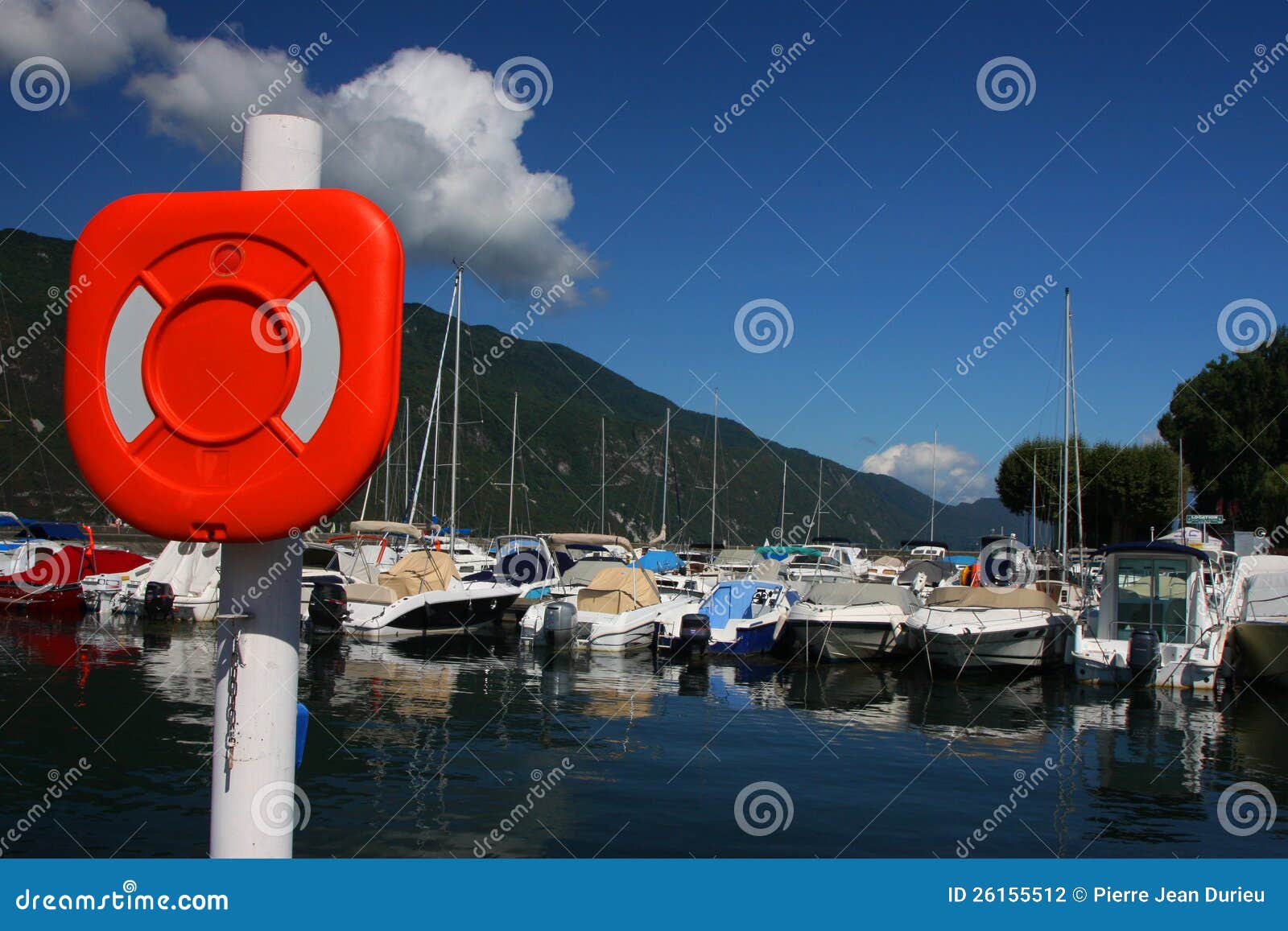 Porto pequeno em Aix-les-Bains no lago du Bourget