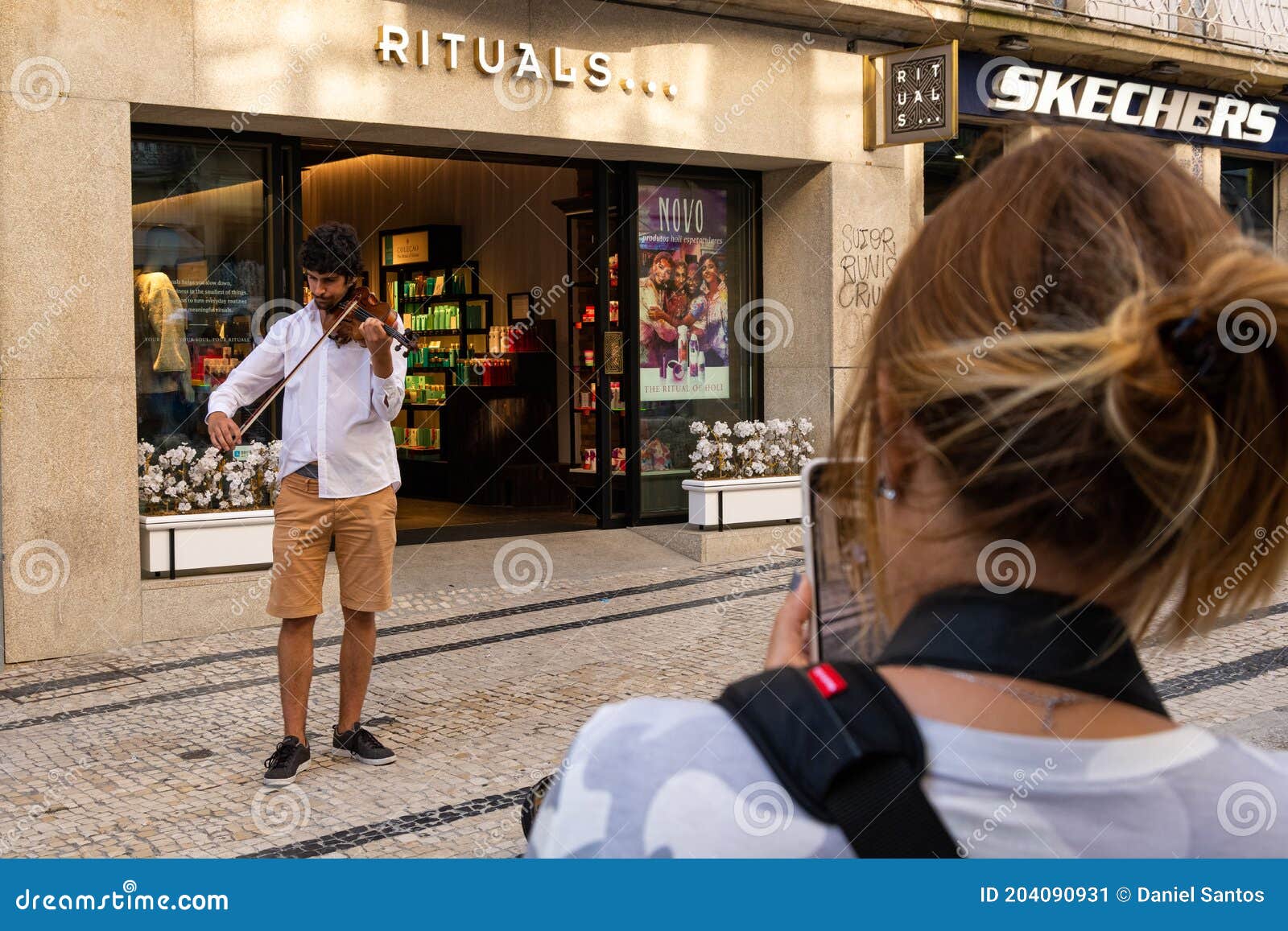 Porto, Portugal - 08/28/2019: Man Playing Violin in the Street, while Woman  Records Him in Video Editorial Photo - Image of cellos, evening: 204090931