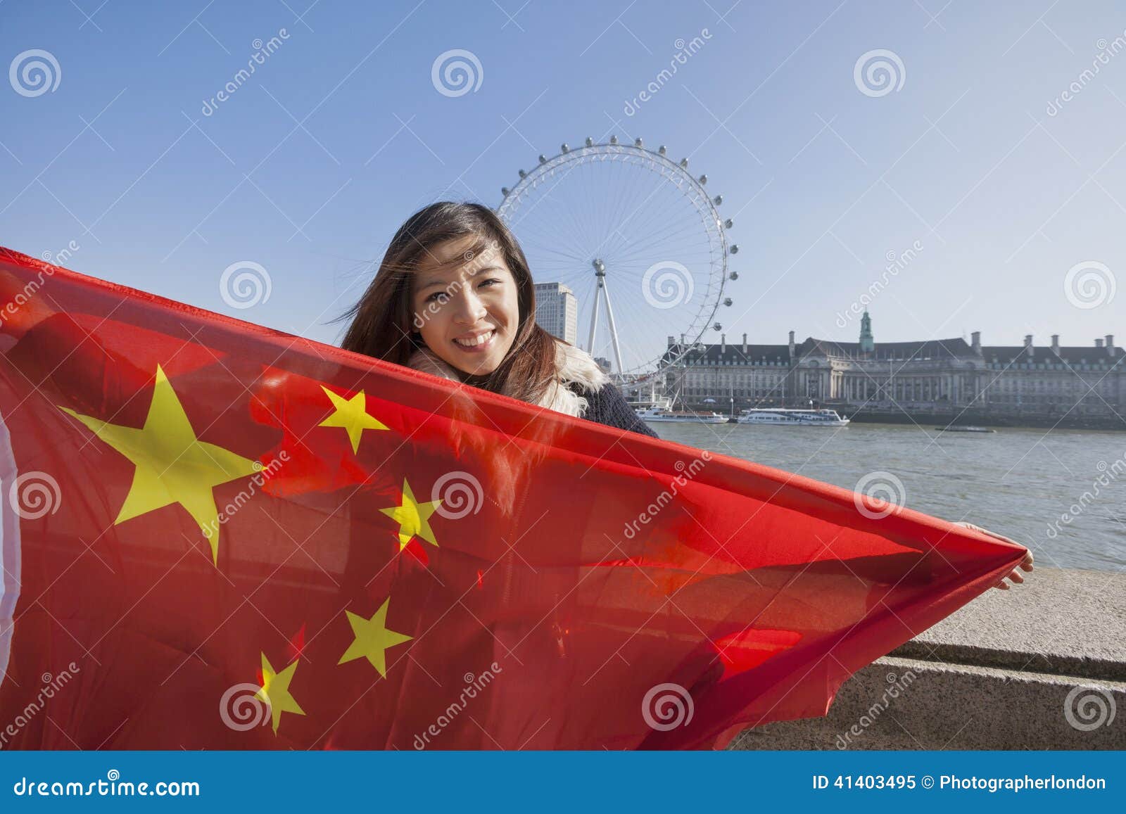 Portrat Der Glucklichen Jungen Frau Die Chinesische Flagge Gegen London Auge In London England Grossbritannien Halt Redaktionelles Bild Bild Von Chinesische Portrat