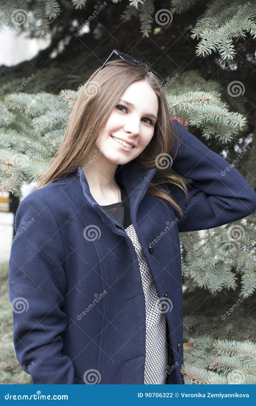 Porträt Des Schönen Russischen Mädchens Im Park Stockfoto - Bild von  frühling, park: 90706322