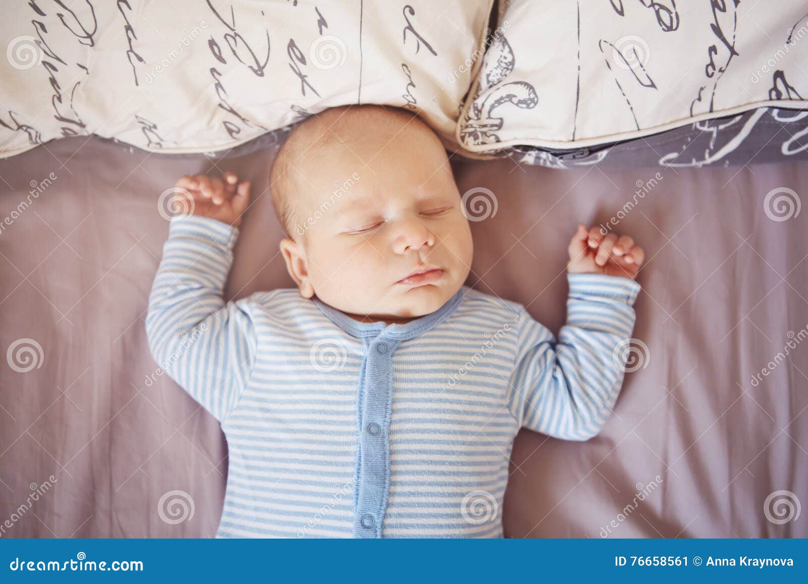 Portrat Des Schlafenden Lustigen Weissen Kaukasischen Blonden Kleinen Babys Neugeboren In Der Blauen Kleidung Die Auf Bett Mit Se Stockbild Bild Von Kleidung Lustigen