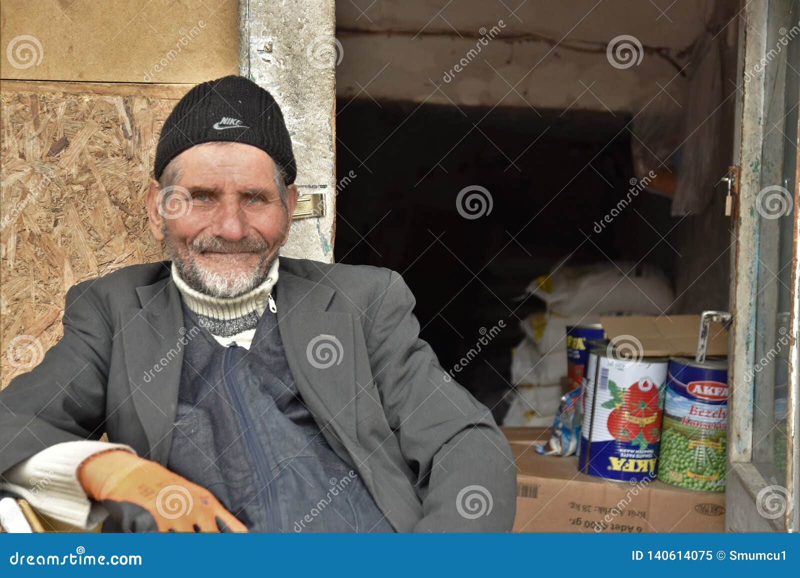 Portrat Des Turkischen Anatolischen Ladenbesitzermannes Mit Blauen Augen Redaktionelles Bild Bild Von Blauen Anatolischen