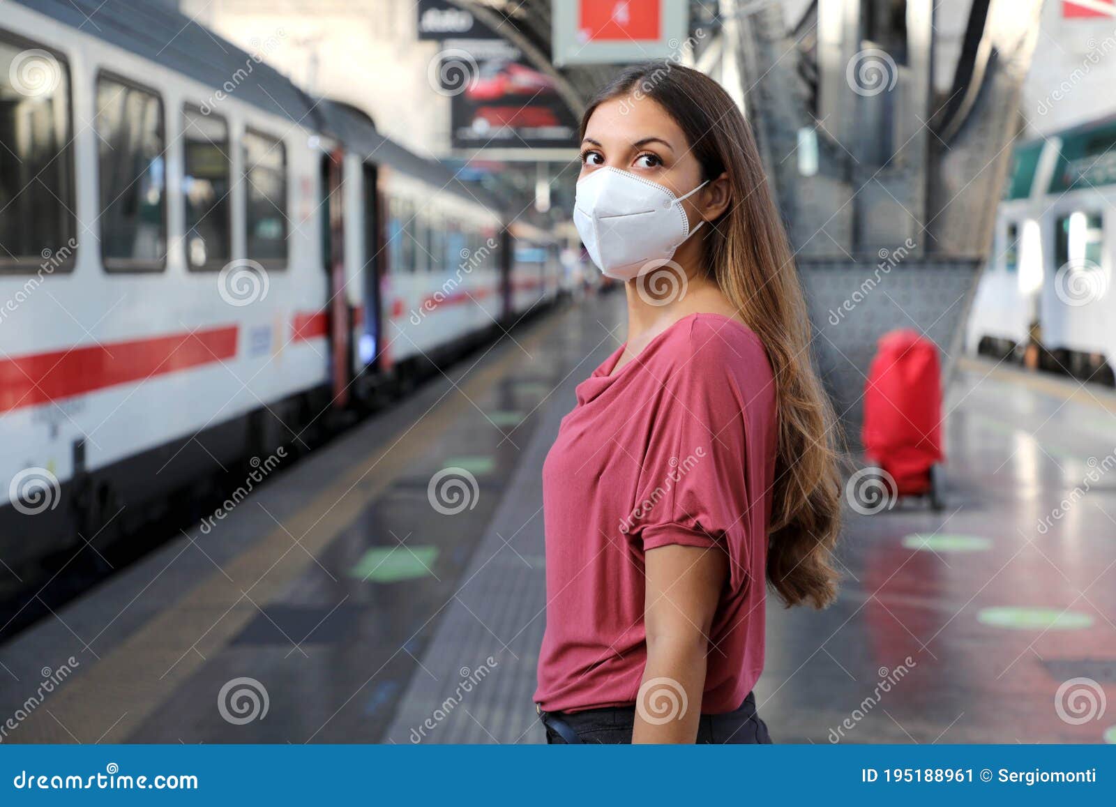 Porträt einer lächelnden Frau mit Schutzmaske, die ihren