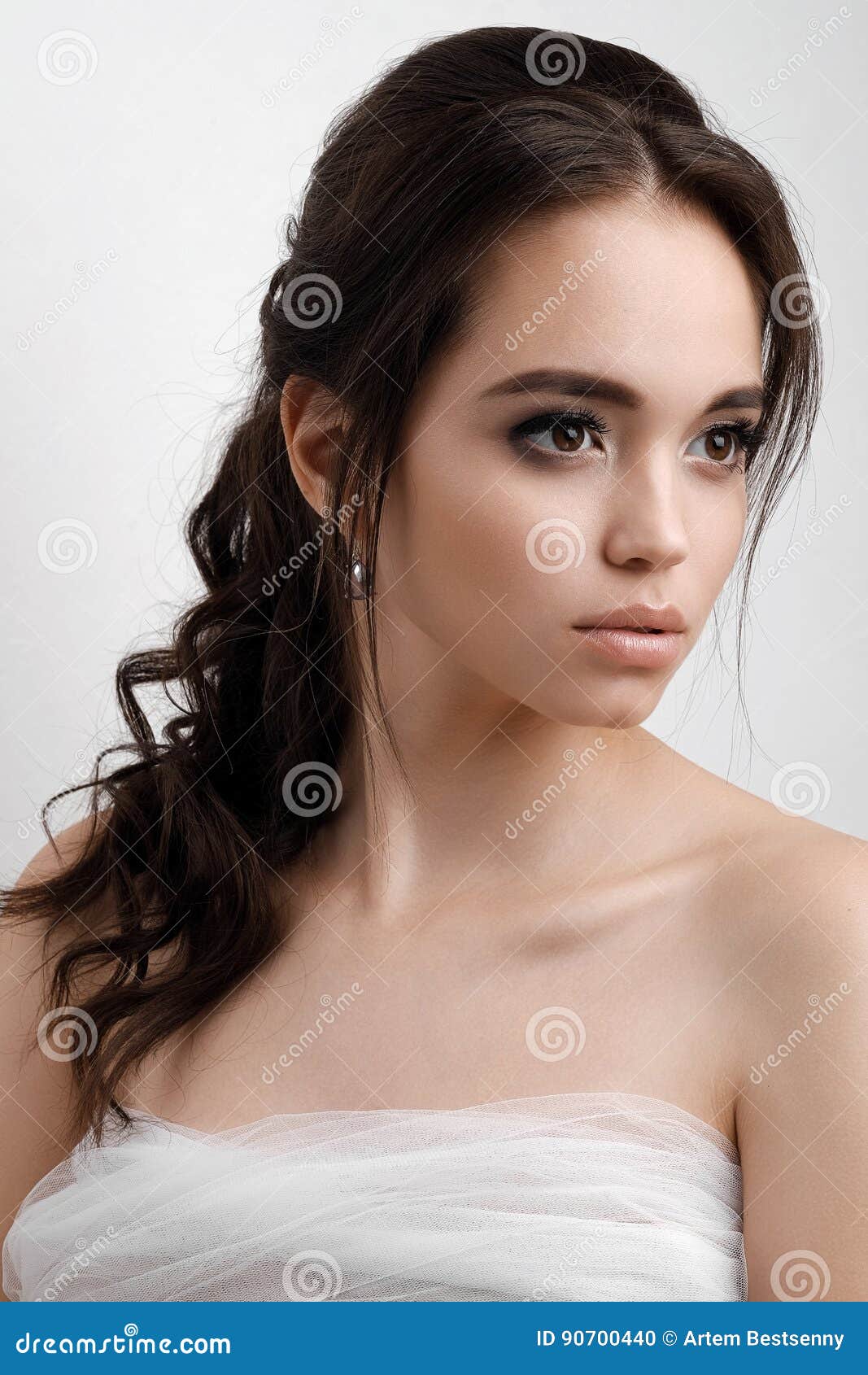 Portrat Eines Junge Frau Brunette Mit Braunen Augen Erfasste Locken Und Naturliches Make Up Schauend In Der Richtung Stockfoto Bild Von Portrat Brunette