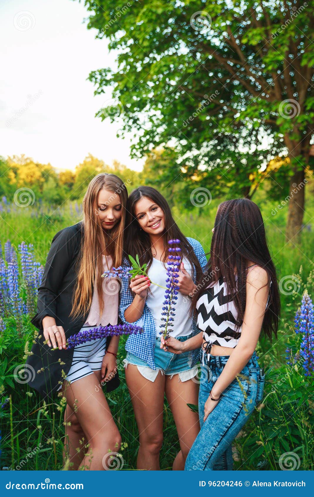 Portrat Von Glucklichen Lachelnden Freunden Am Wochenende Im Freien Drei Schone Junge Gluckliche Beste Freunde Die Den Spass Lac Stockfoto Bild Von Gluckliche Freunden