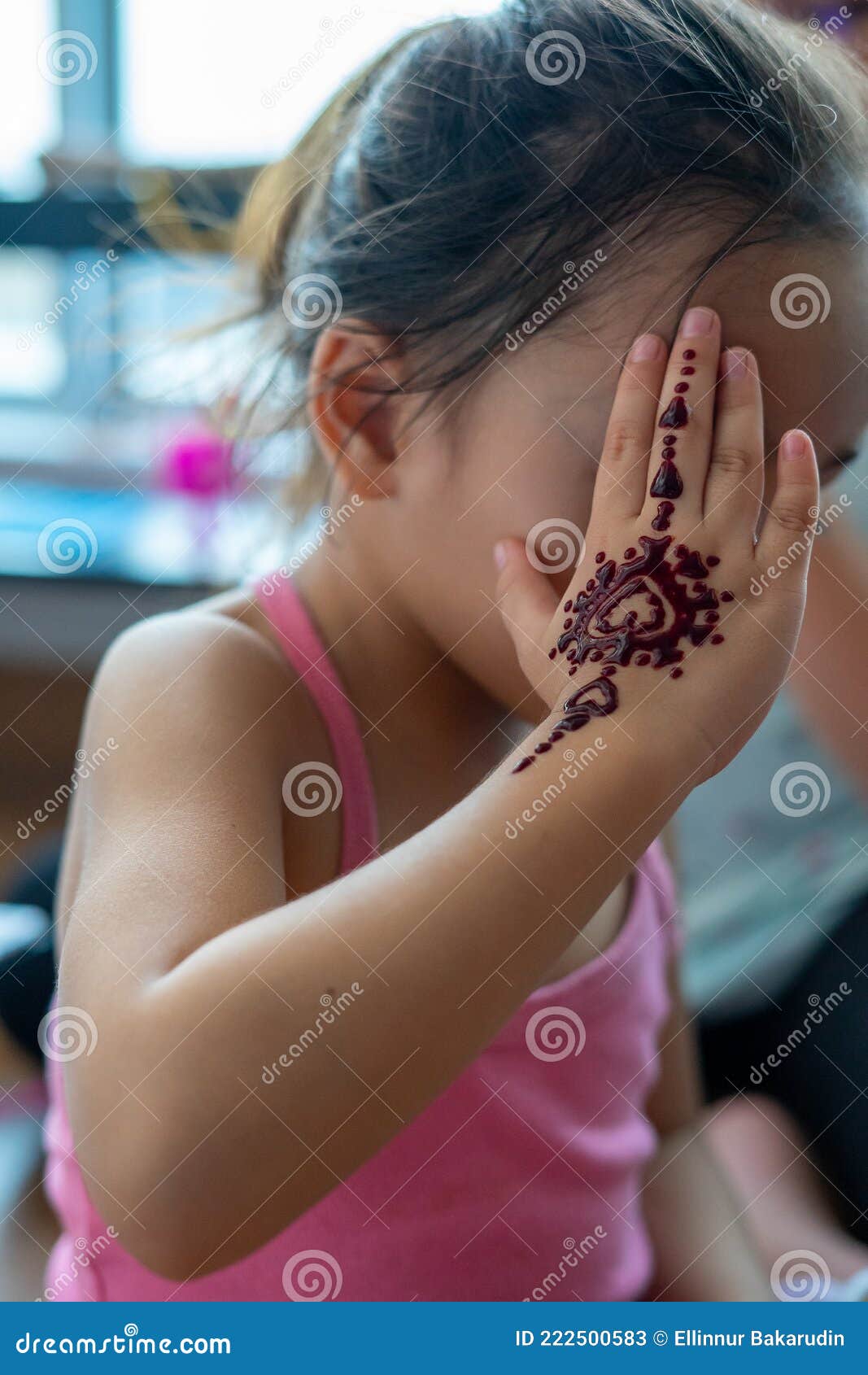 https://thumbs.dreamstime.com/z/portr%C3%A4t-von-henna-ornamente-auf-kleine-m%C3%A4dchen-hand-abdeckung-gesicht-222500583.jpg