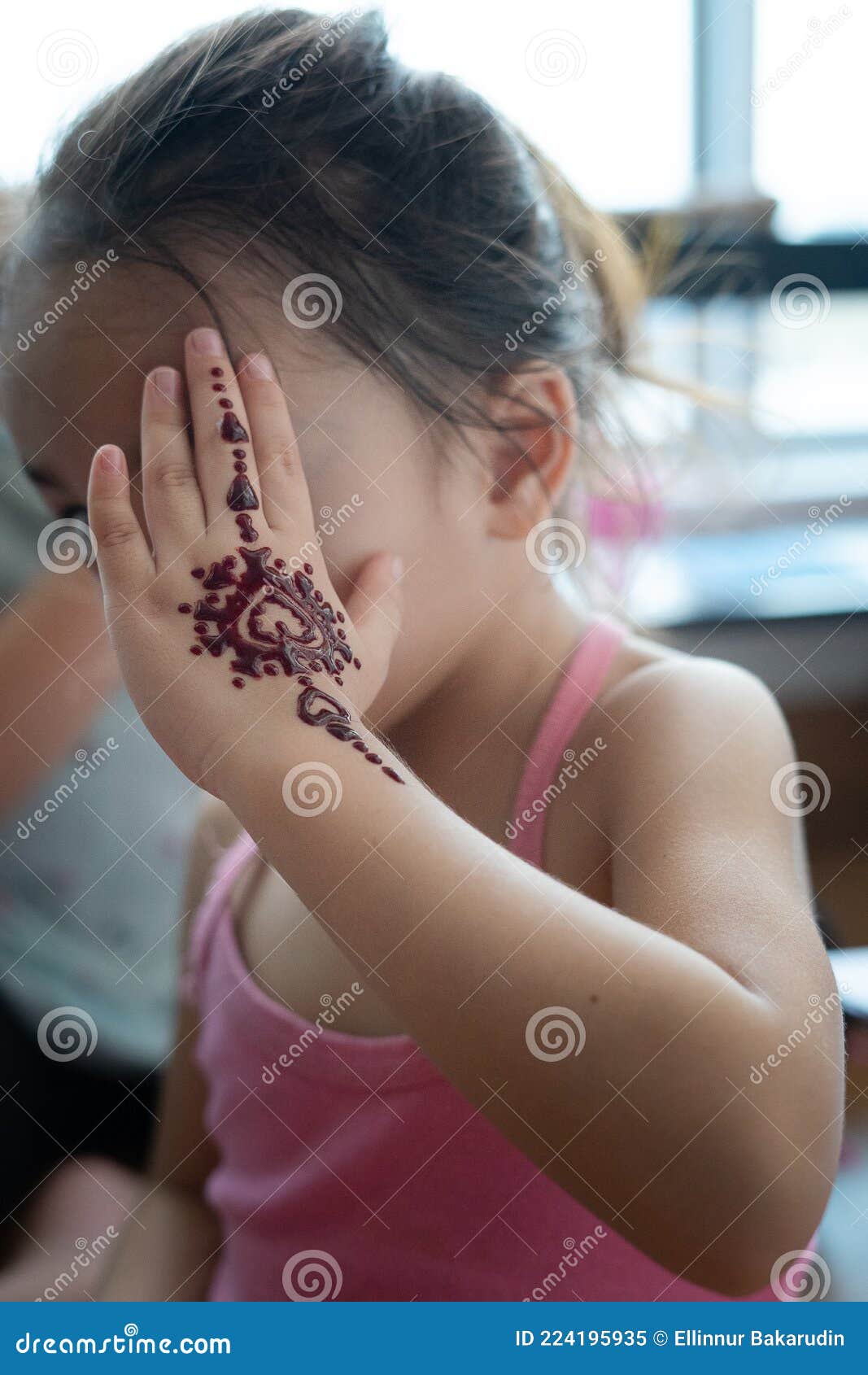 Porträt Von Henna Ornamente Auf Kleine Mädchen Hand Abdeckung