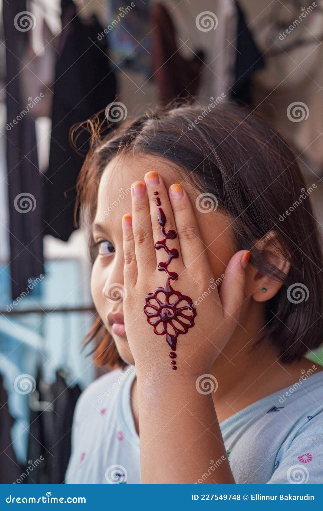 Porträt Von Henna-Ornamenten Auf Der Vorderseite Von Mädchen