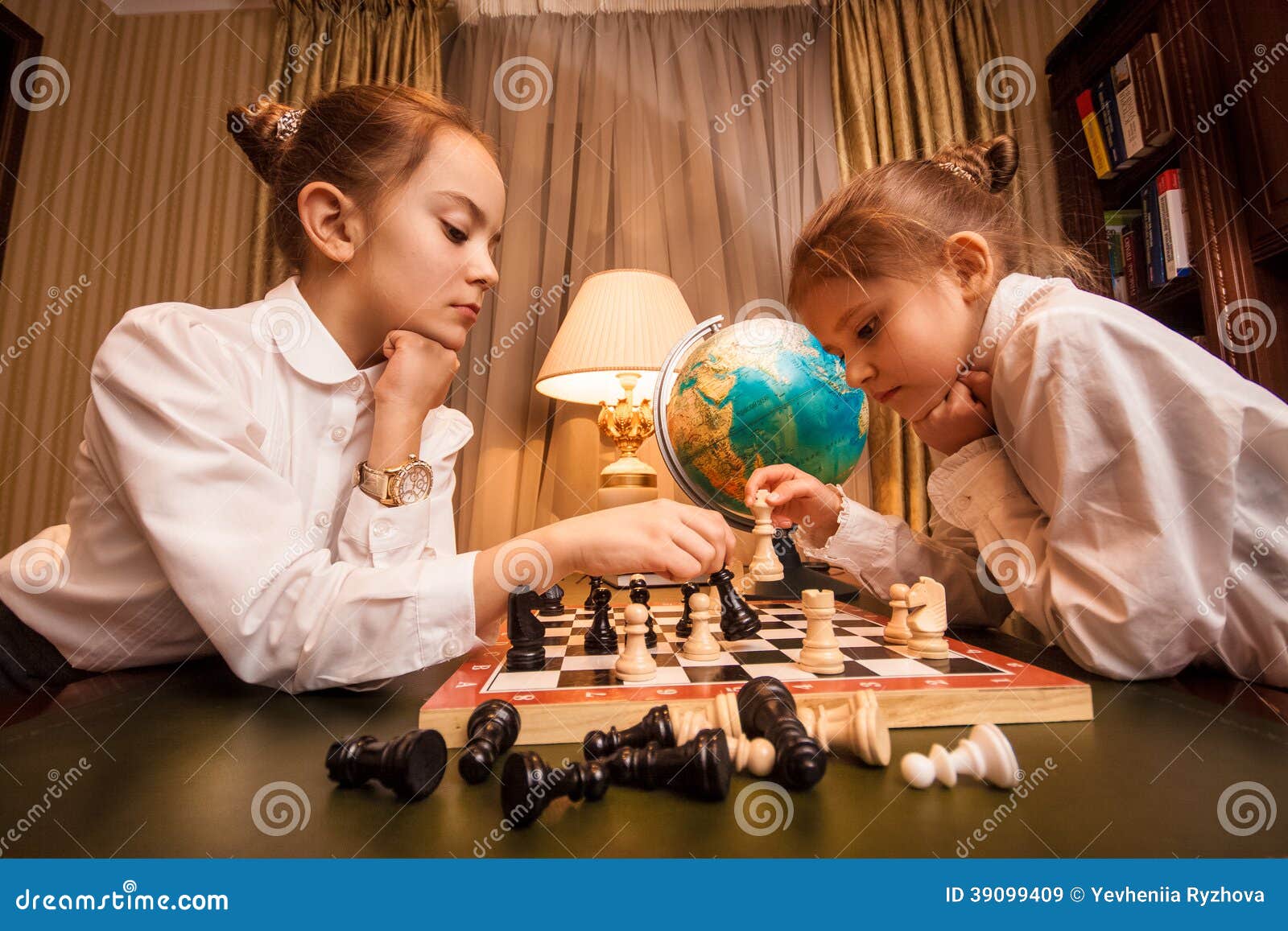 Porträt Von Zwei Kleinen Schwestern, Die Schach Spielen Stockbild