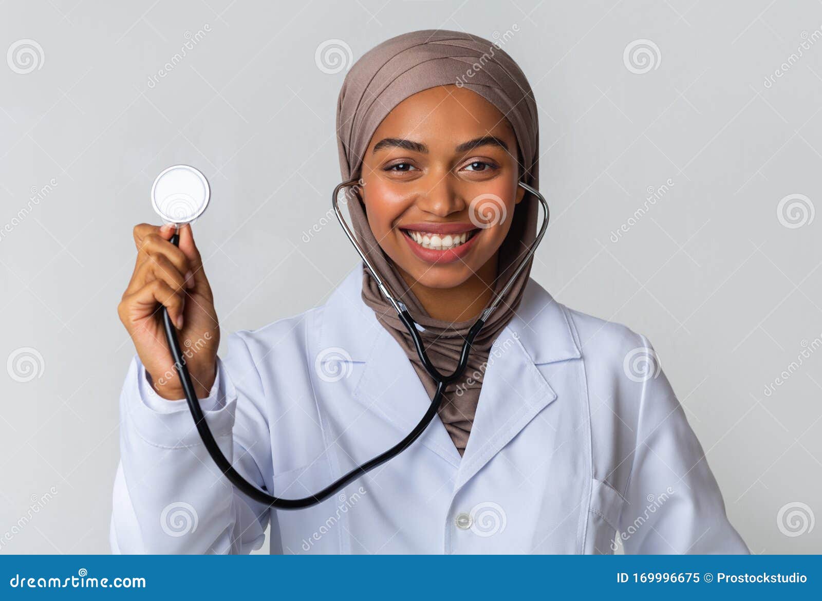 Médico estetoscópio profissional de saúde ilustração, médico segurando um  estetoscópio, criança, rosto png