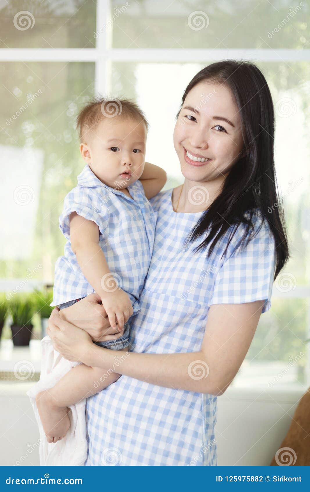 спящая мама азиатка и ее сын фото 81