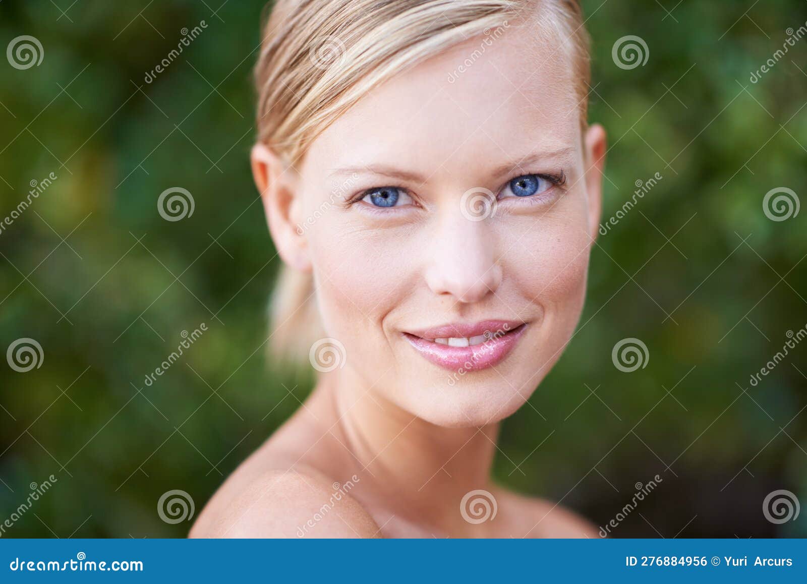 Beauté De Soins De La Peau Et Femme Avec Du Maquillage Pour Le Visage Sur  Un Fond De Studio Orange Jeune Propre Et Portrait D'un Modèle De Fille Avec  Des Cosmétiques Sains