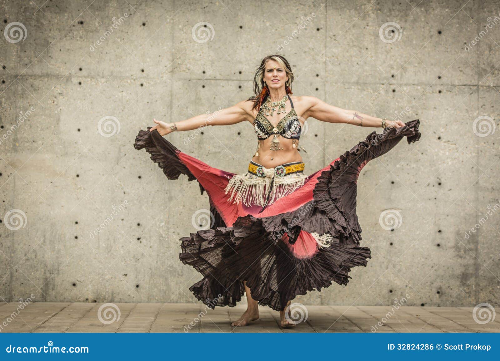 Portrait of a Beautiful Belly Dancer Stock Photo - Image of beauty, earthy:  32824286