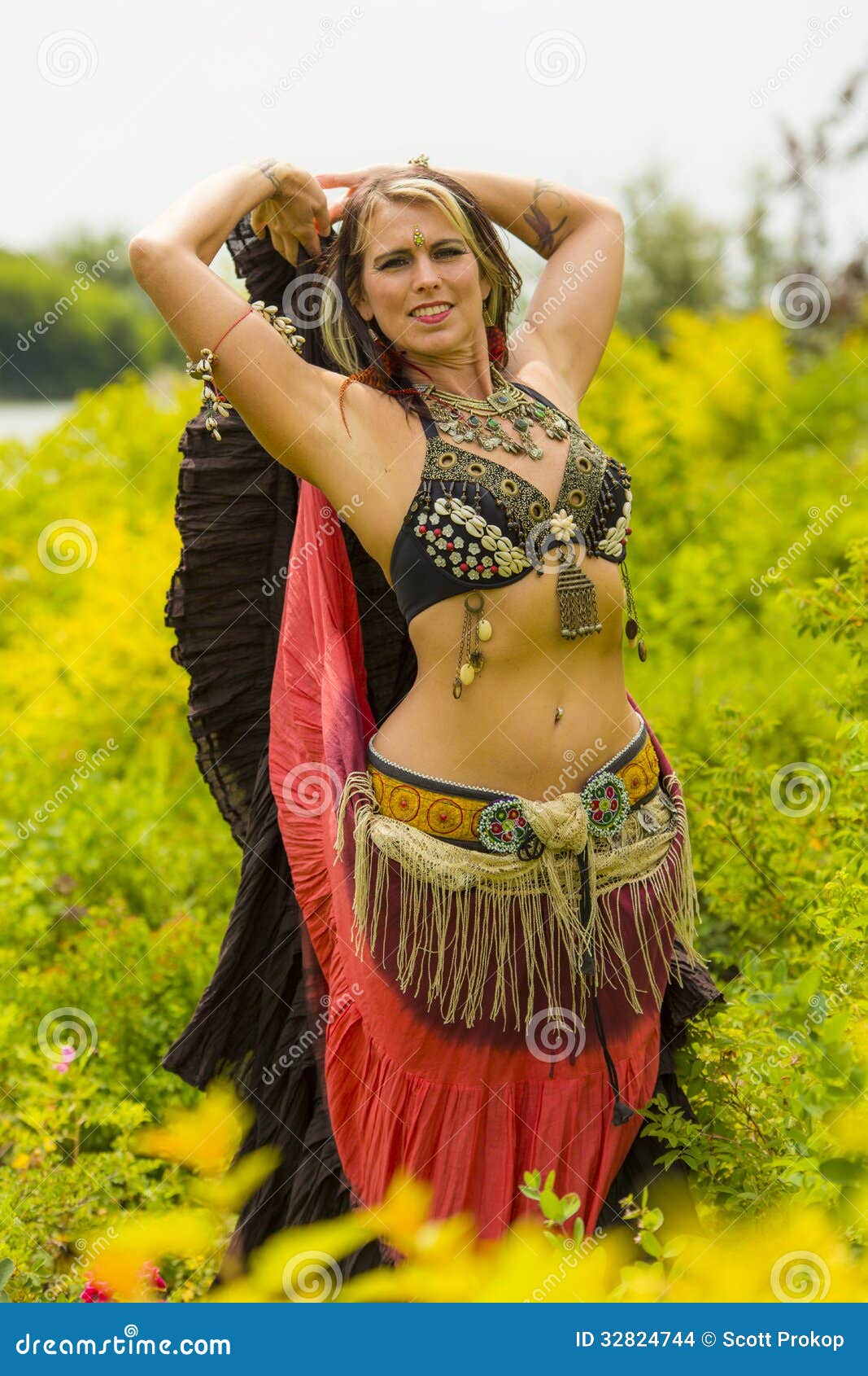 Portrait of a Beautiful Belly Dancer Stock Photo - Image of ethnicity,  dancing: 32824744