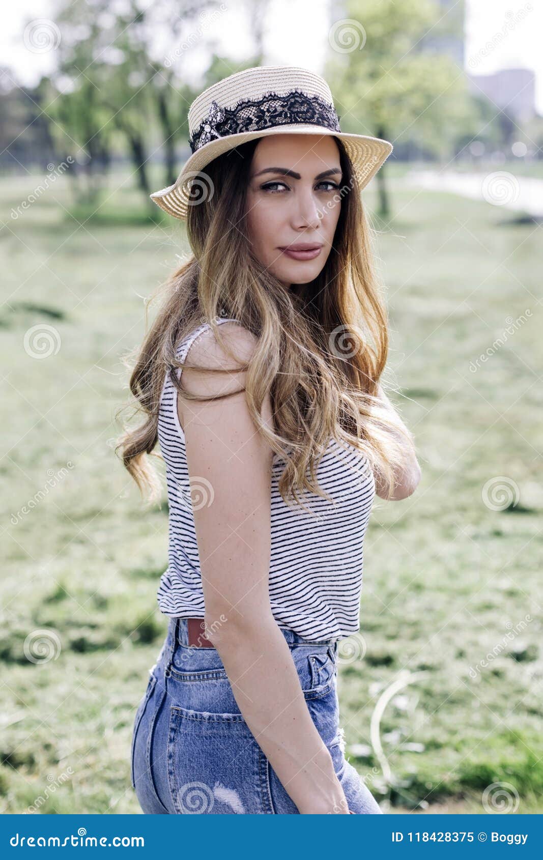 https://thumbs.dreamstime.com/z/portrait-beautiful-elegant-woman-hat-posing-park-sunny-summer-day-portrait-beautiful-elegant-woman-118428375.jpg
