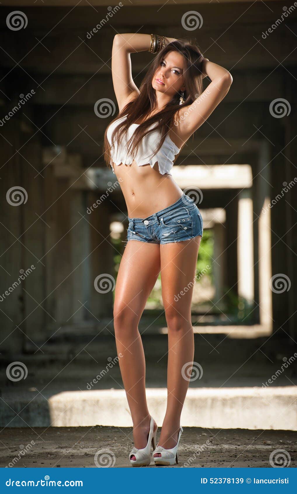 Blonde with long hair puts on denim shorts. A - Stock Photo [79138094] -  PIXTA